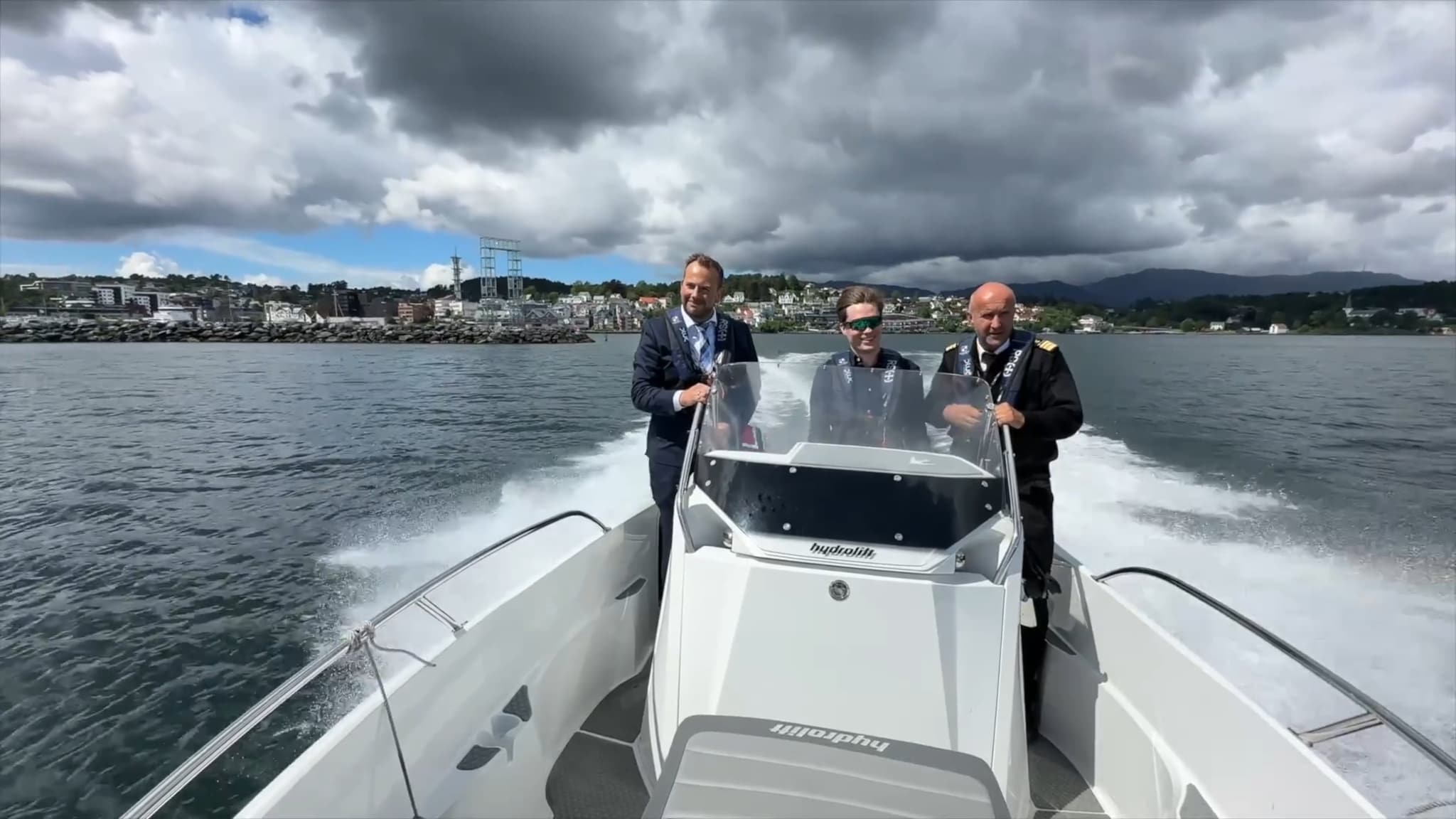 Elbåt i Leirvik