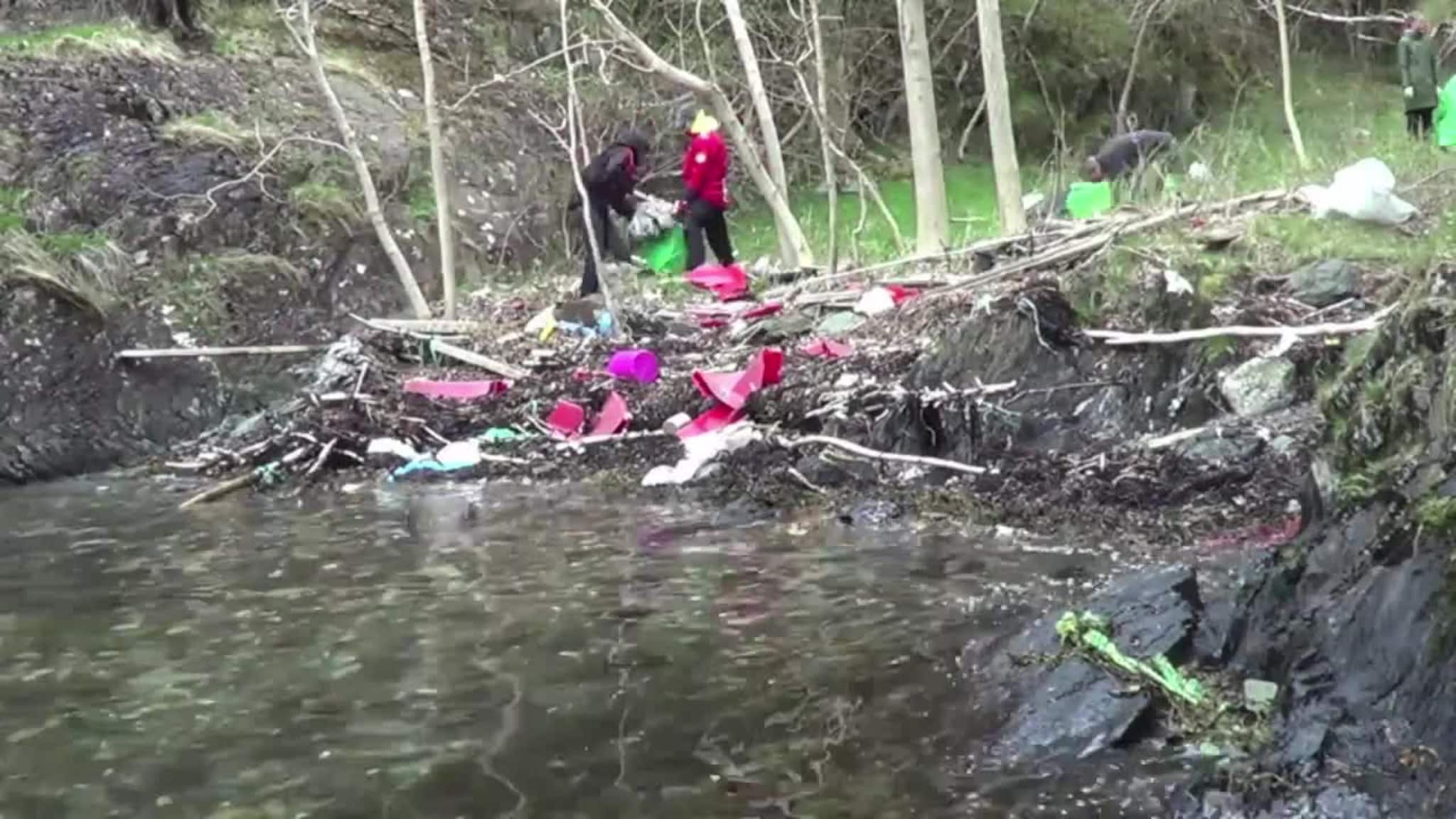 Rydda 400 kilo plast i ei lita strand