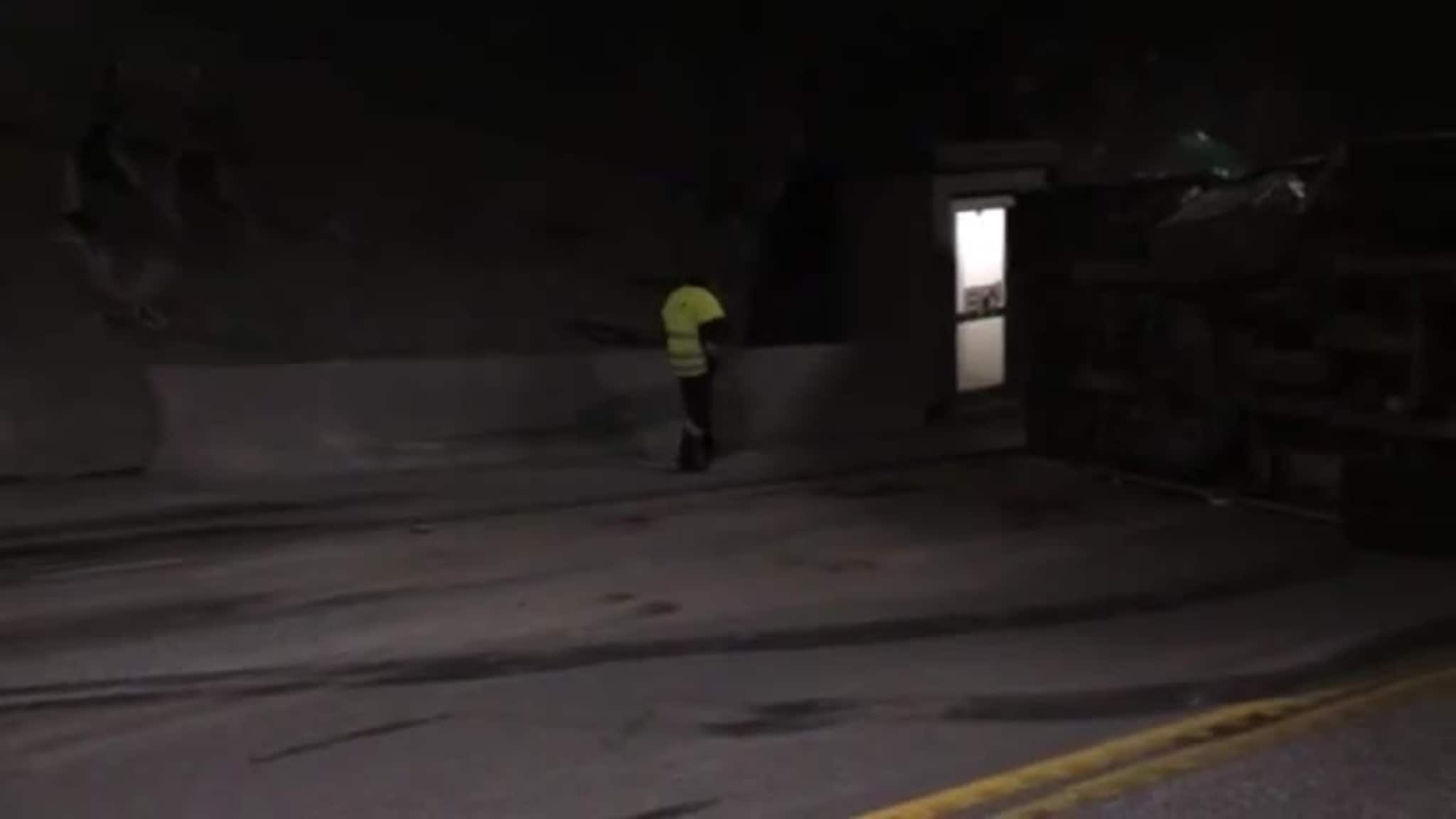 Betongbil velta i tunnelen
