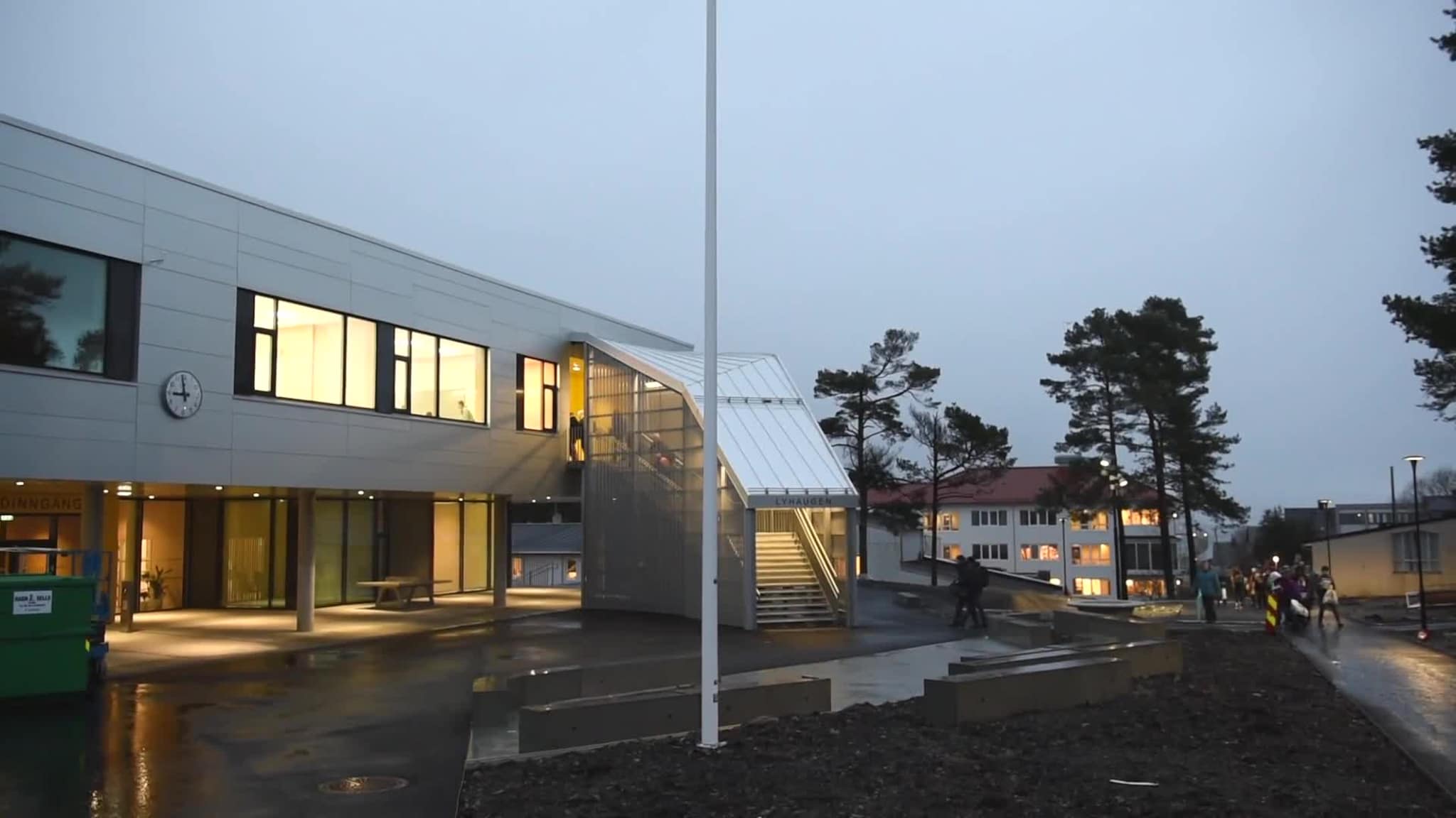 Flyttar inn i ny skule