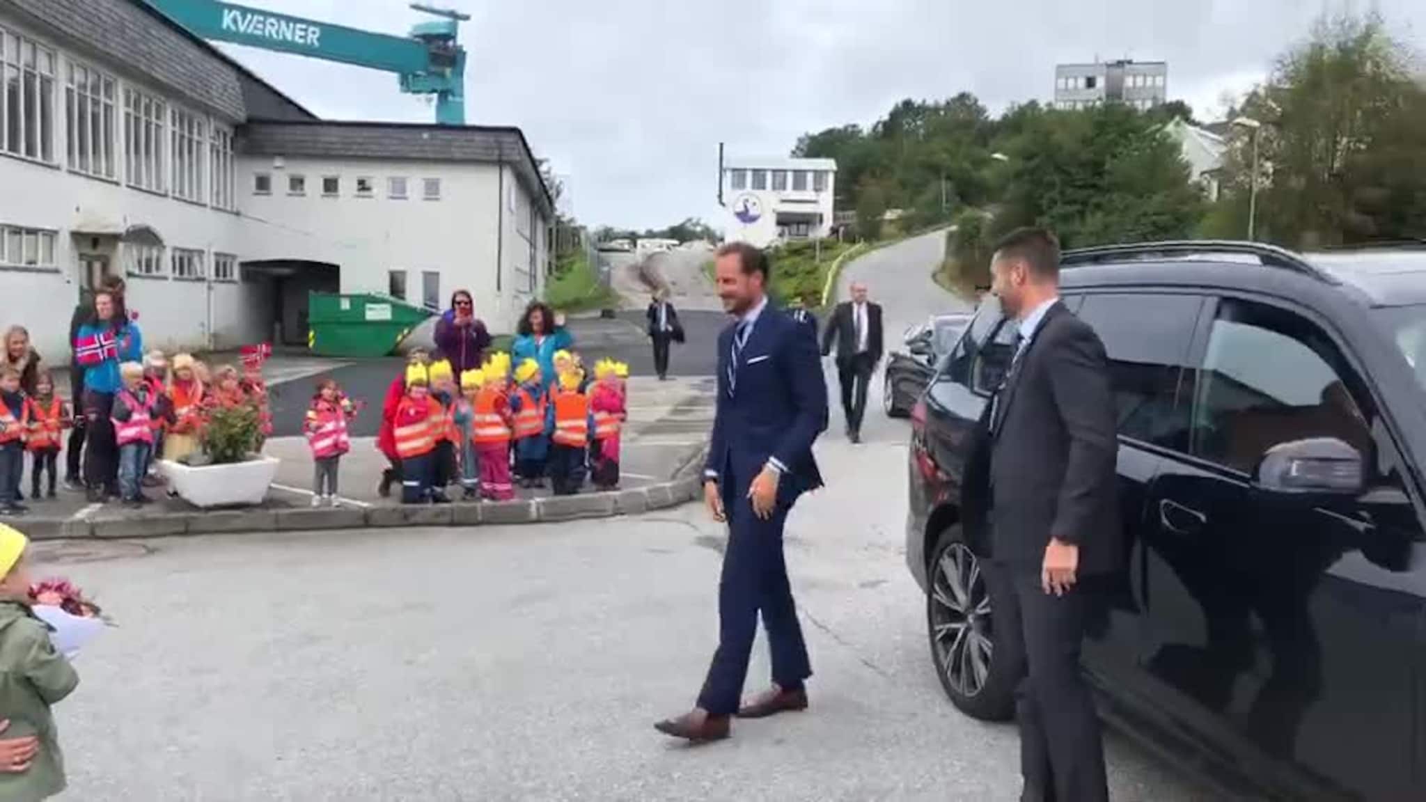 Her kjem kronprinsen til verftet