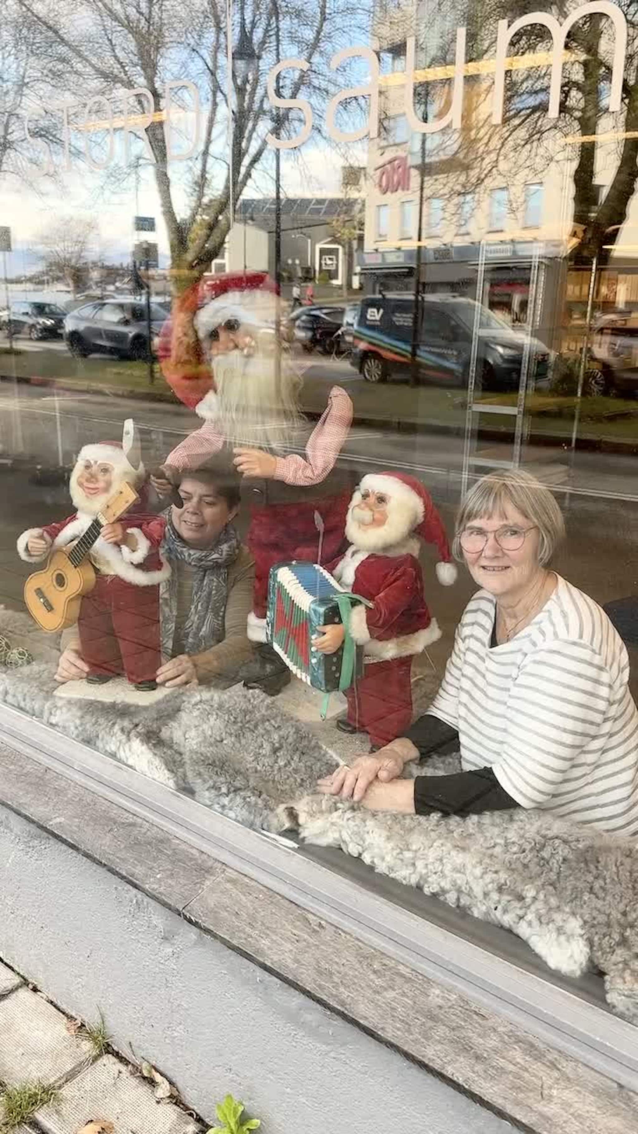 Nissar i butikkvindauga