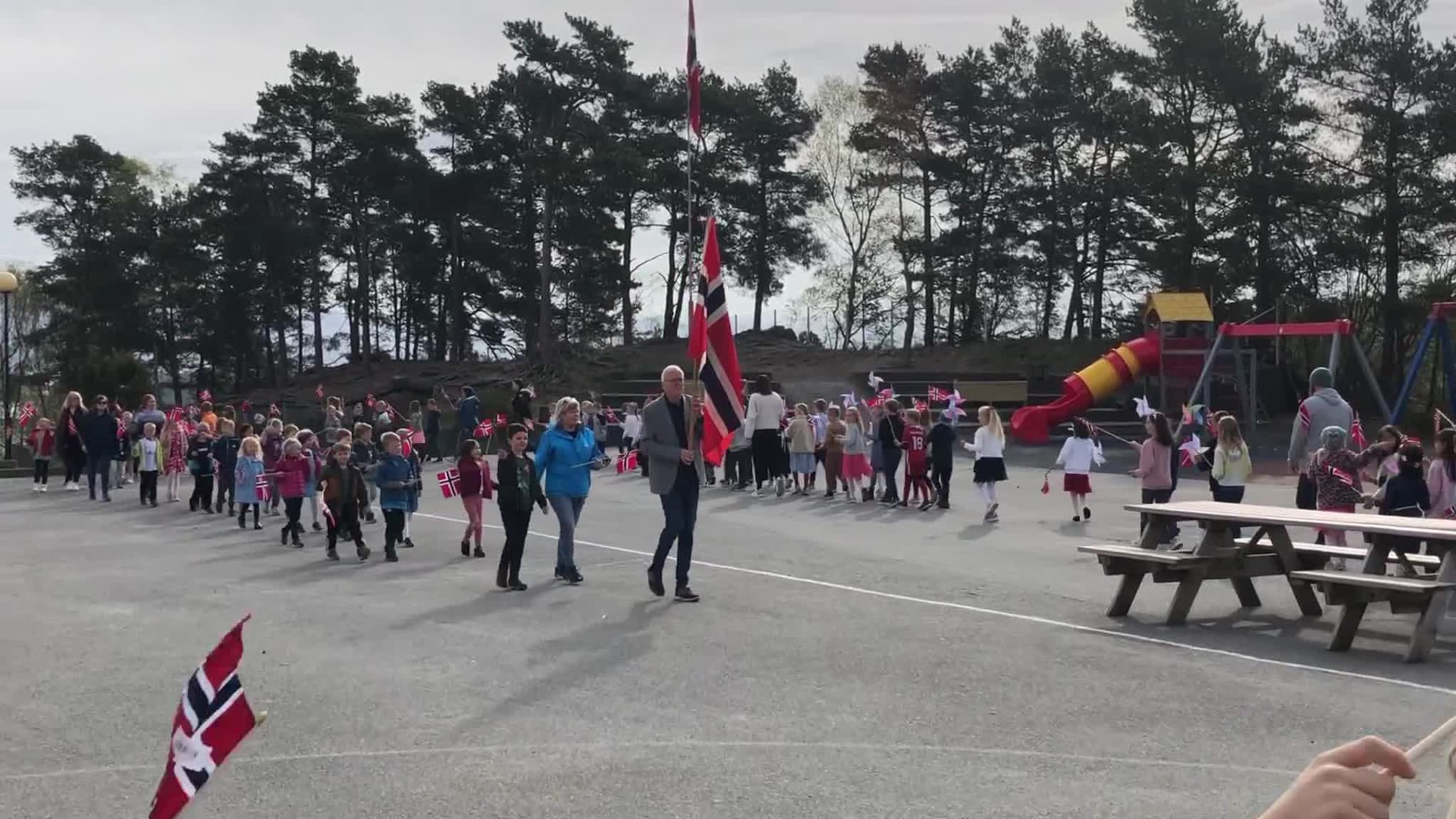 Her går dei i tog på skulen