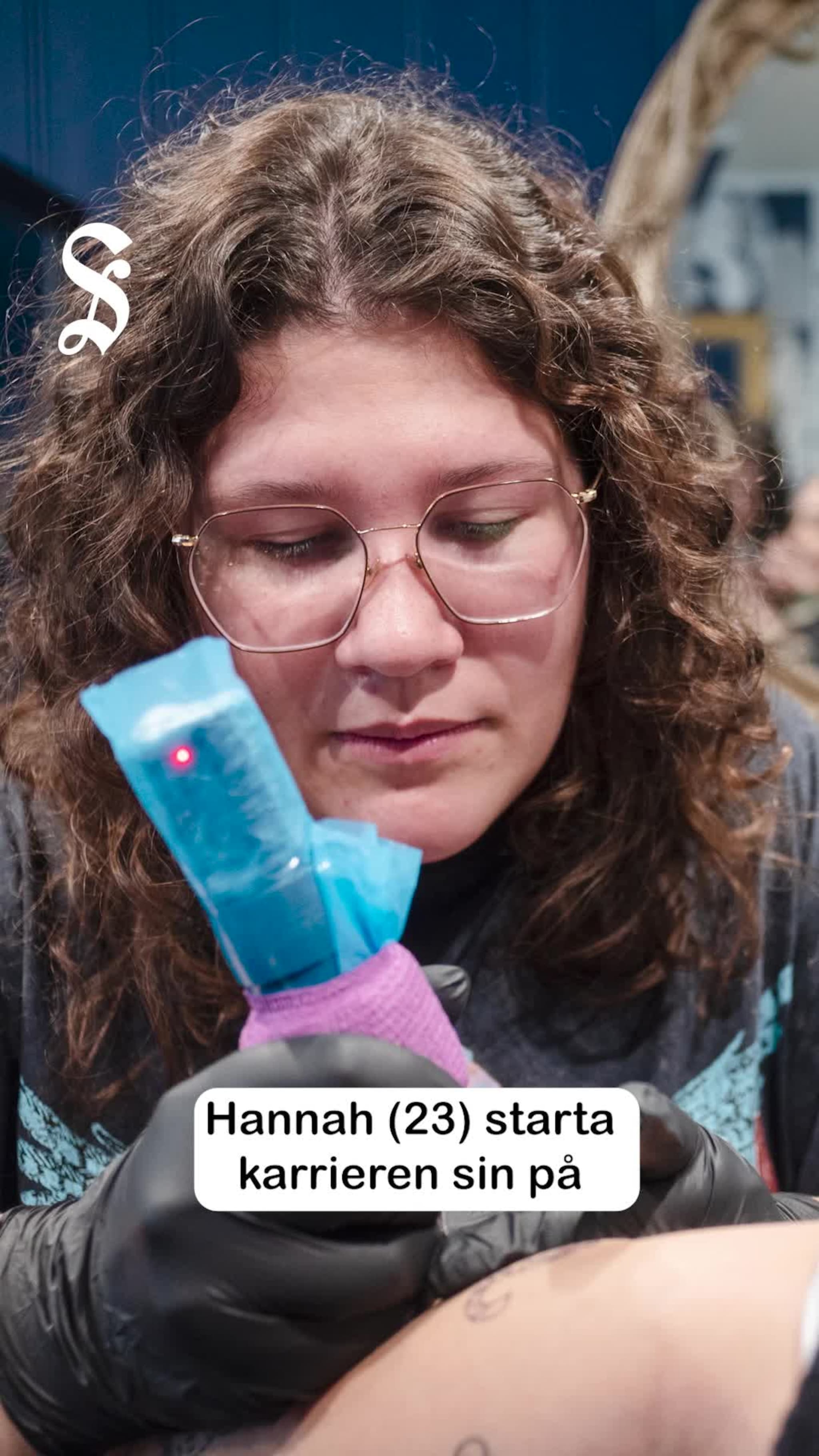 Hannah (23) driv eige studio i Sagvåg