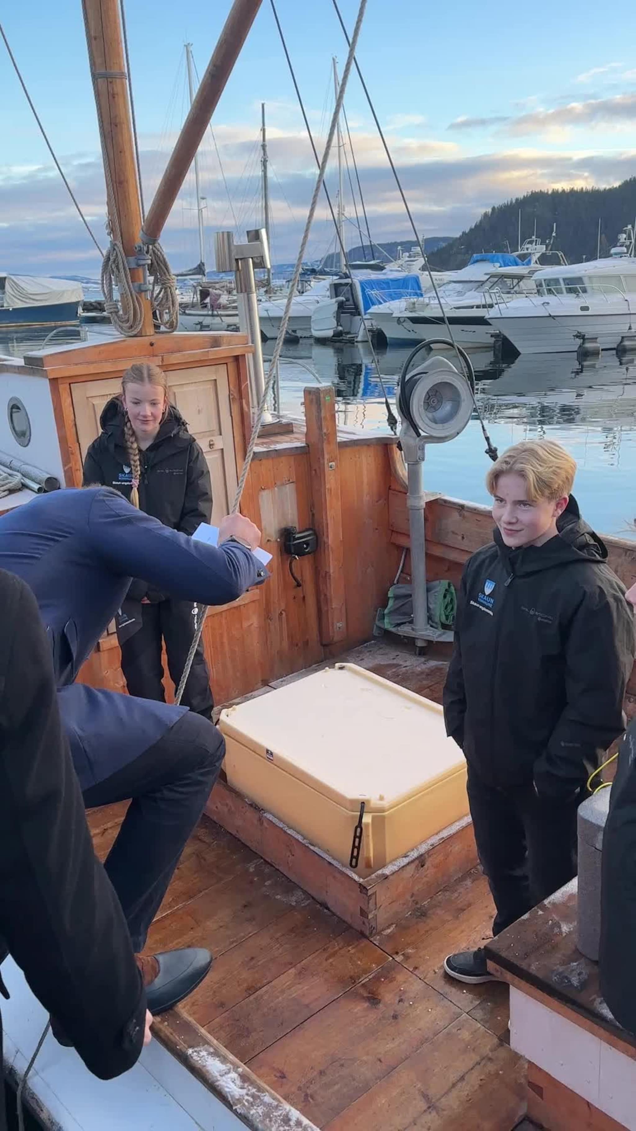 Kronprinsen på omvisning i båten Einar
