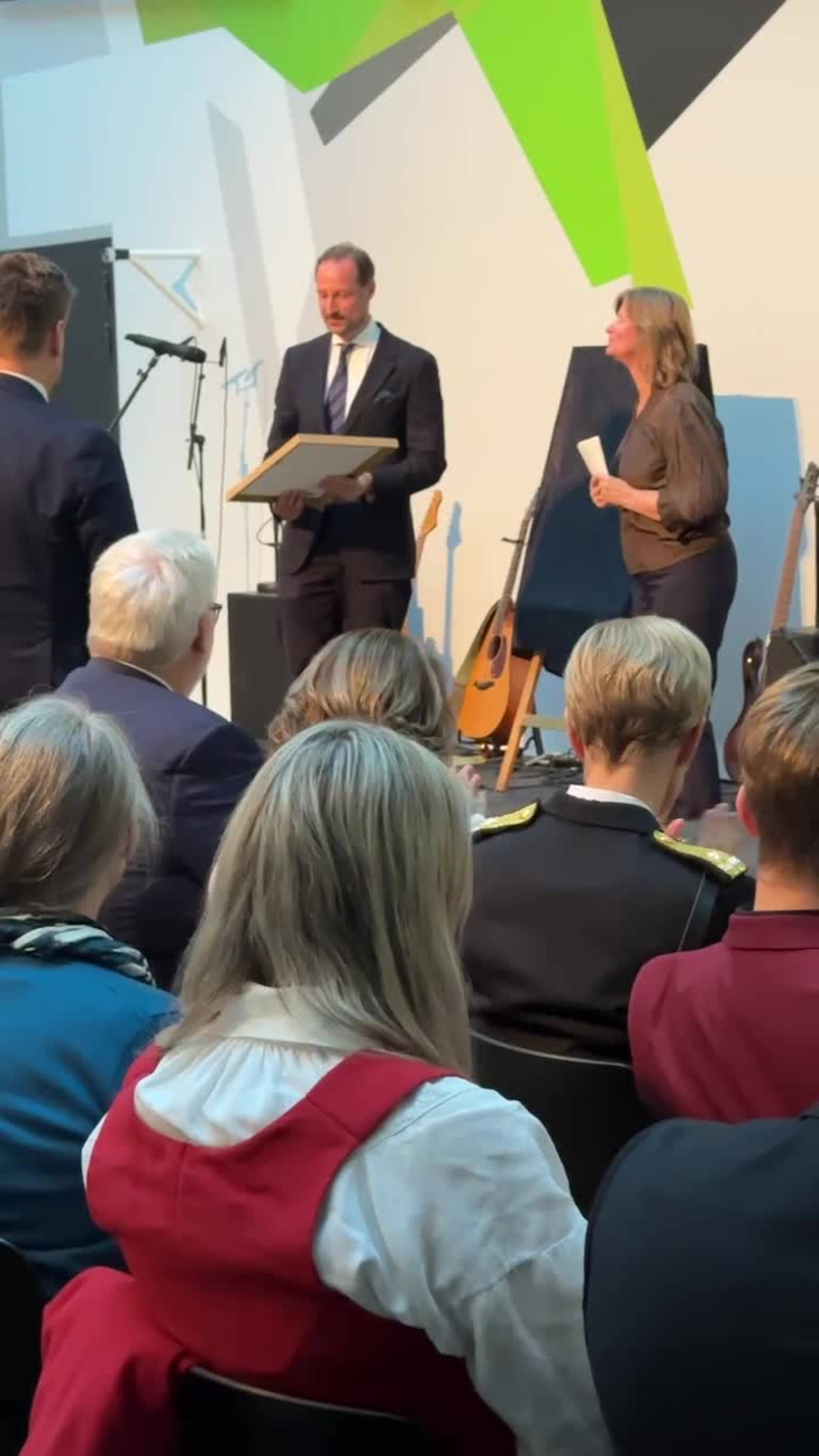 Kronprinsen deler ut pris