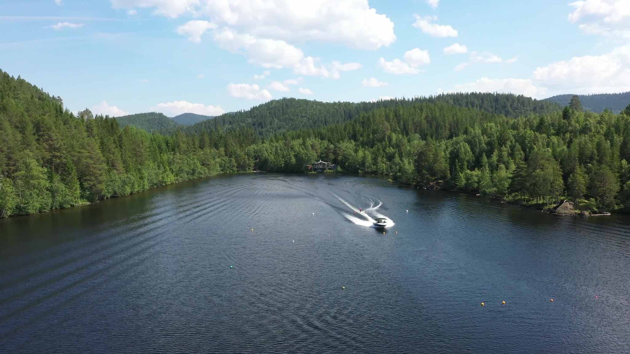 Aurora Grøthe (13) på vannski