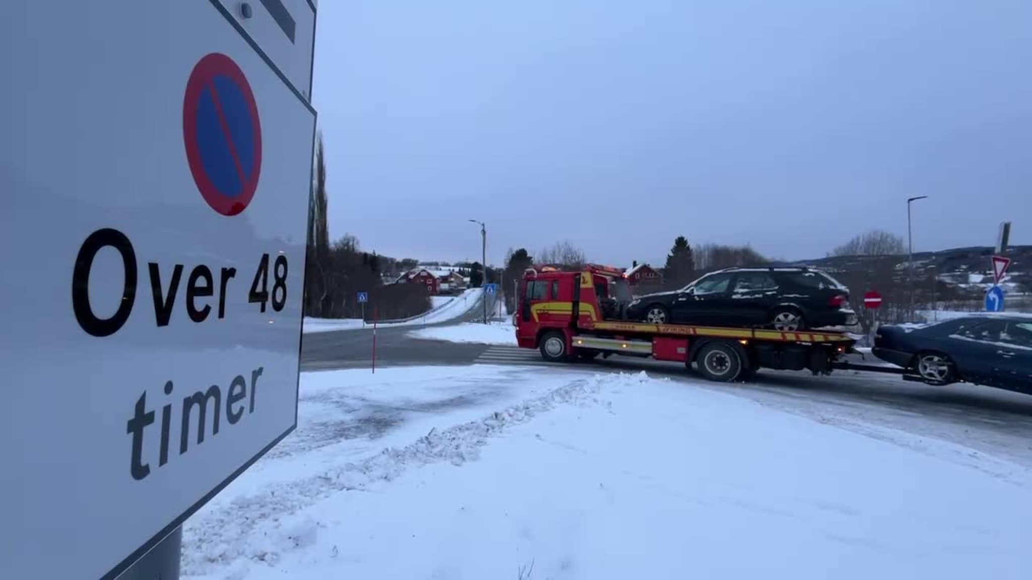 Biler og campingvogner taues bort fra parkeringsplassen