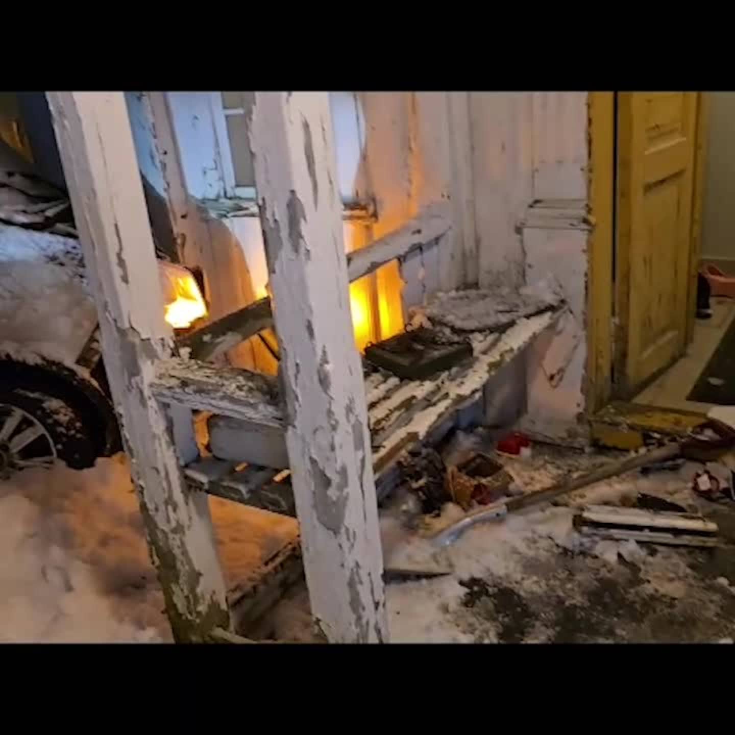Bil krasjet i husvegg