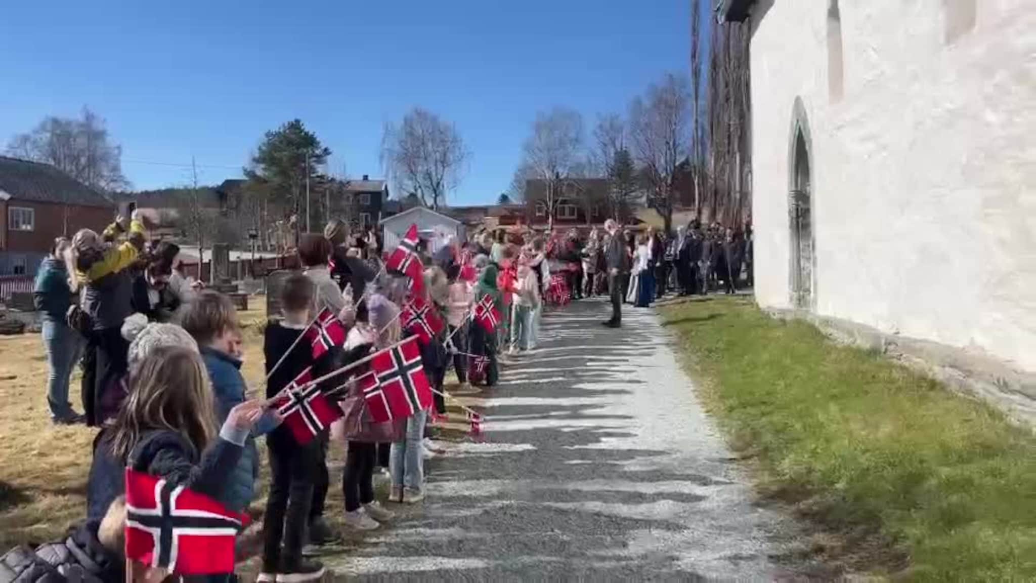 Dronningen på besøk i Skaun kirke