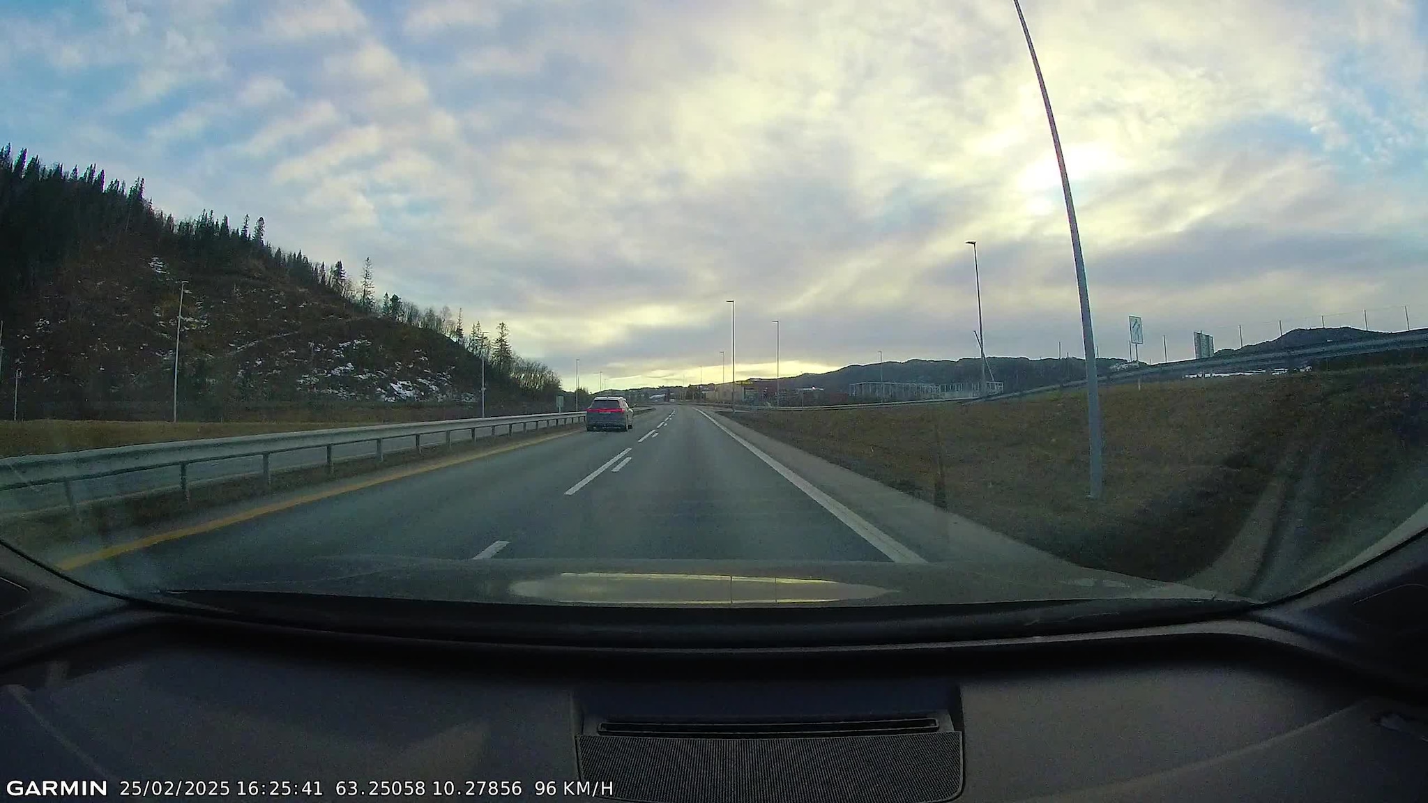 Motorsyklist på bakhjulet