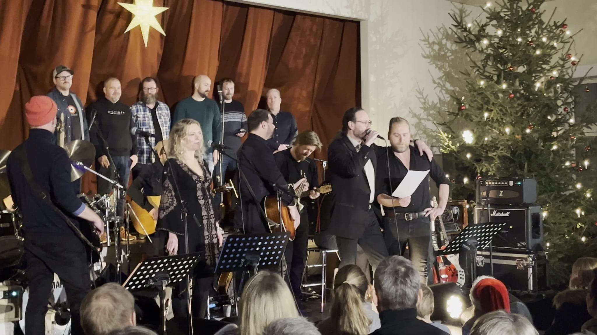 Artistene ga publikum julestemning i Flå samfunnshus