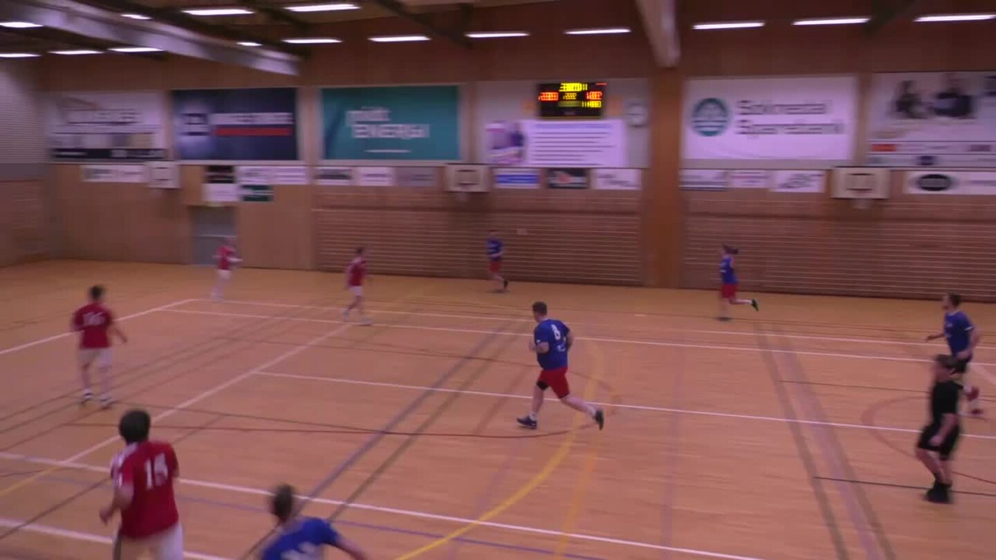 Stian Løhre dundrer ballen i mål fra høyre backplass