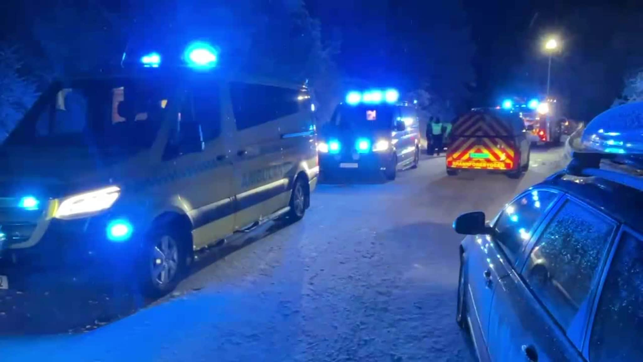 Tre biler involvert i kollisjon på speilblankt føre