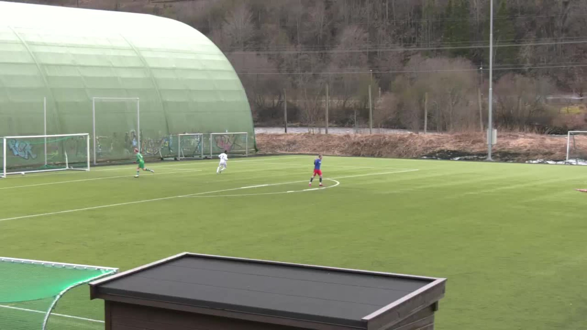 Her får Troy Jules rødt kort i debuten