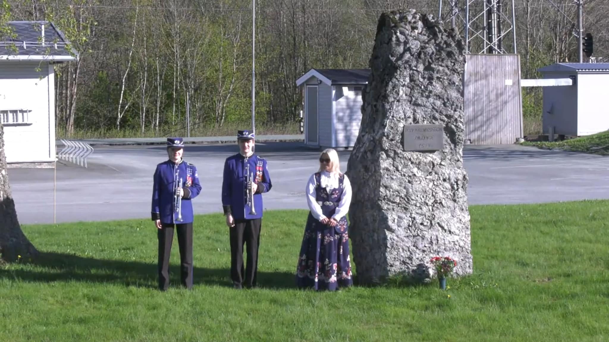 17. mai: Kransenedleggelse og bønnesignal Lundamo