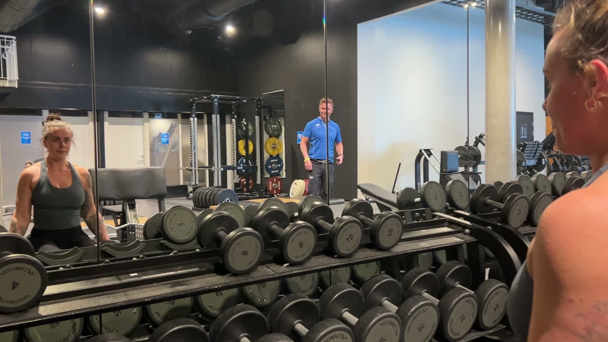 Tina trener foran speilet