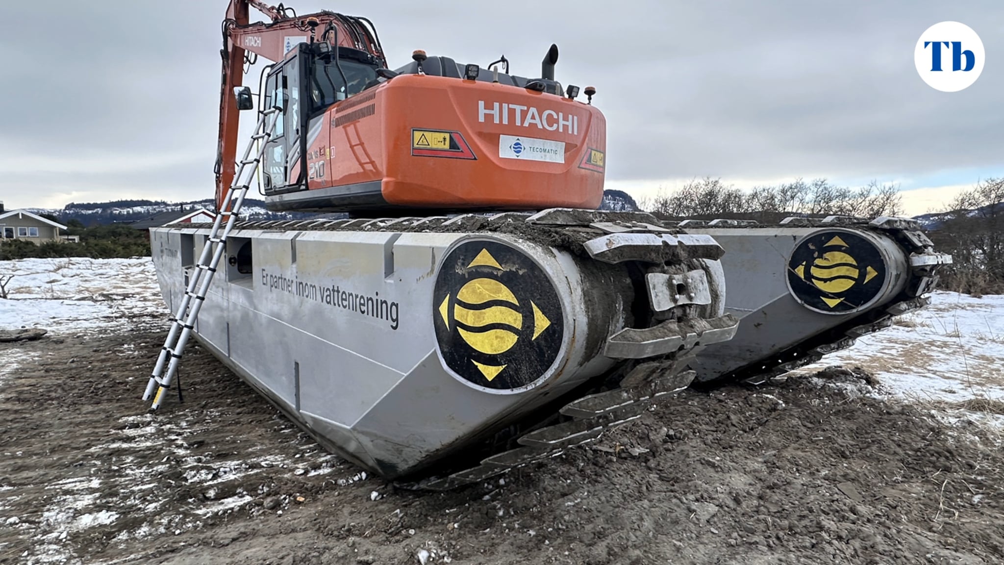 Her er gravemaskina midt i elveløpet i Gaula