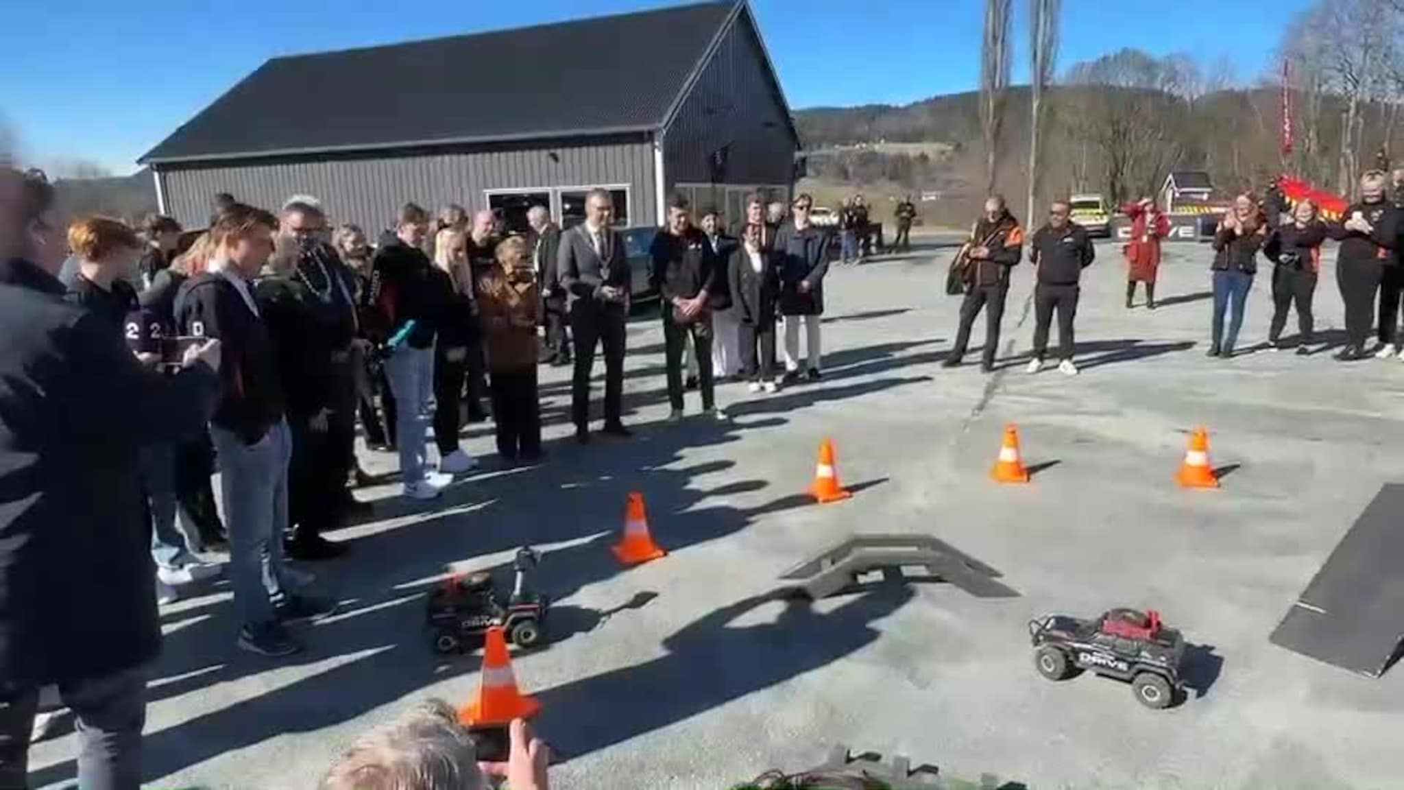 Dronningen kjører radiostyrt bil