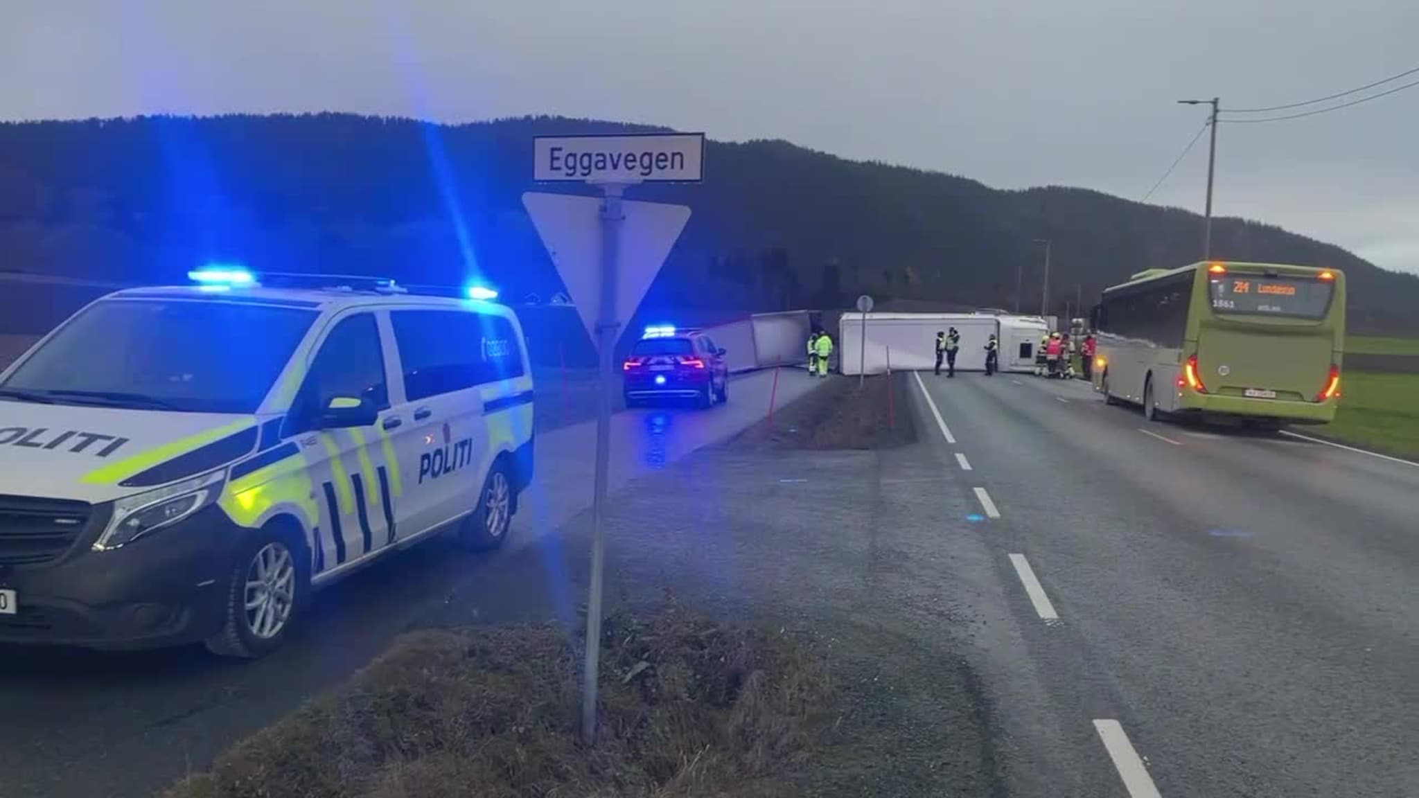 Vogntog veltet på E6 på Ler