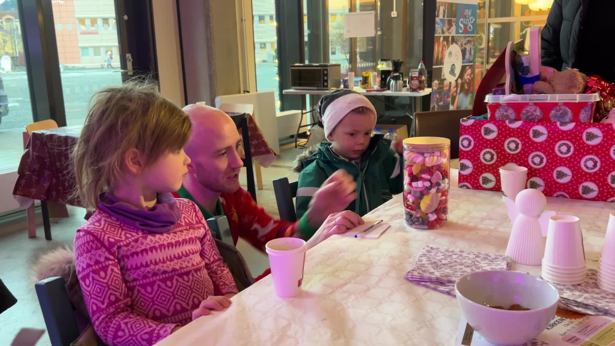 Barnehagebarn leverer gave på Melhustorget