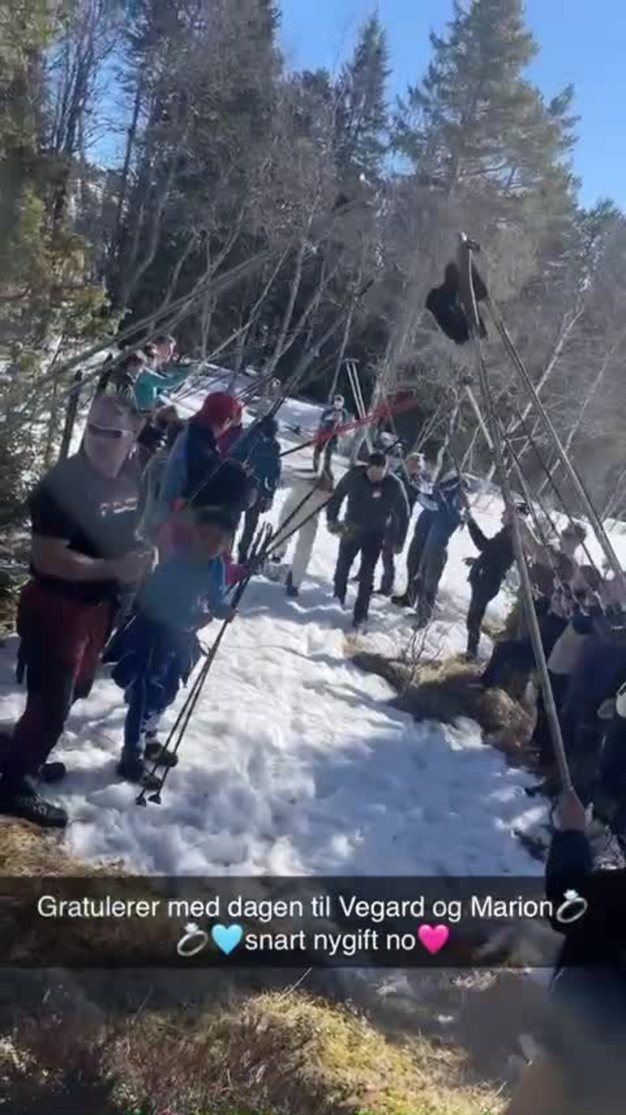 Brudeparet på vei opp til alteret