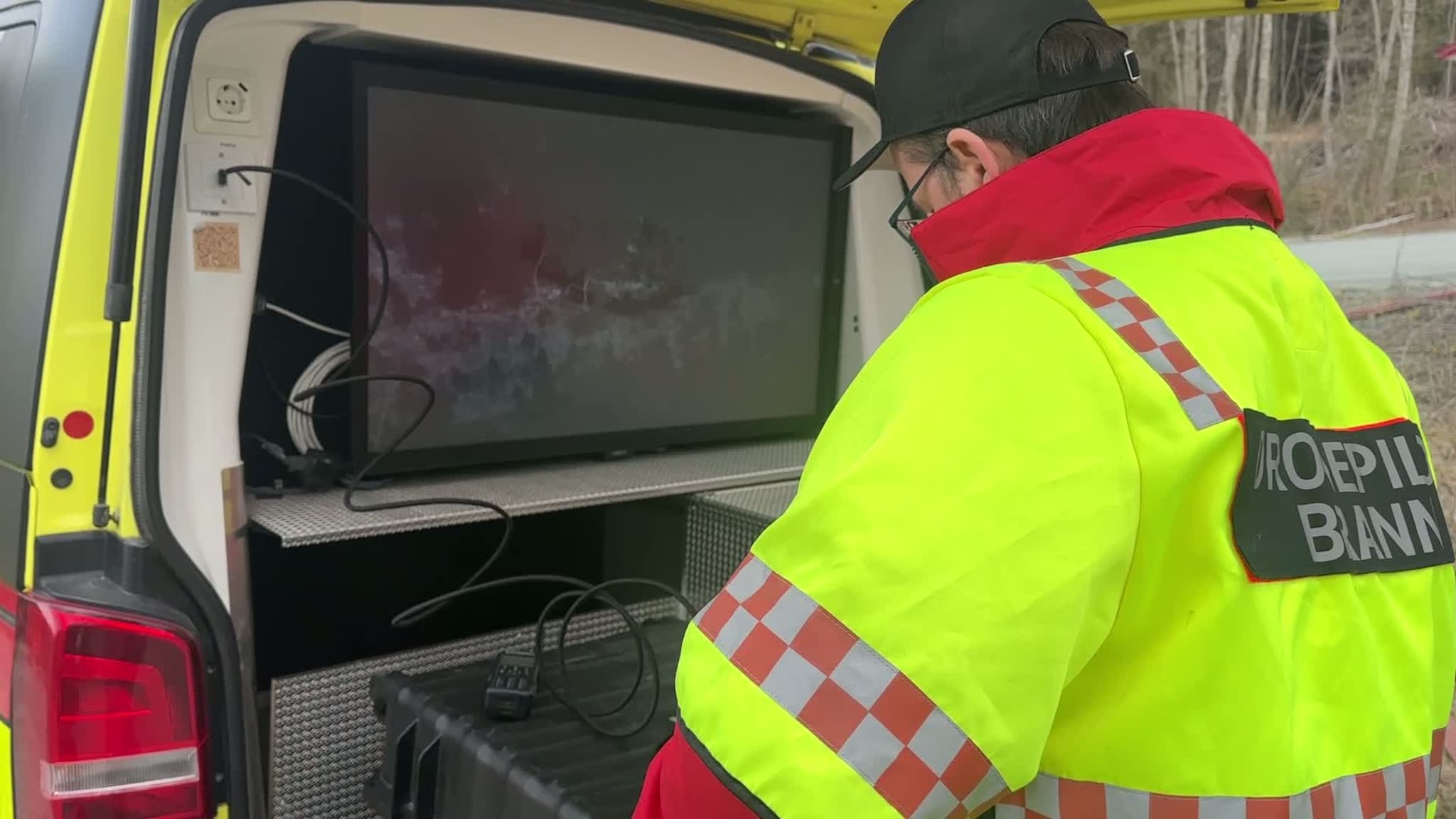 Droneoperatøren sjekker området