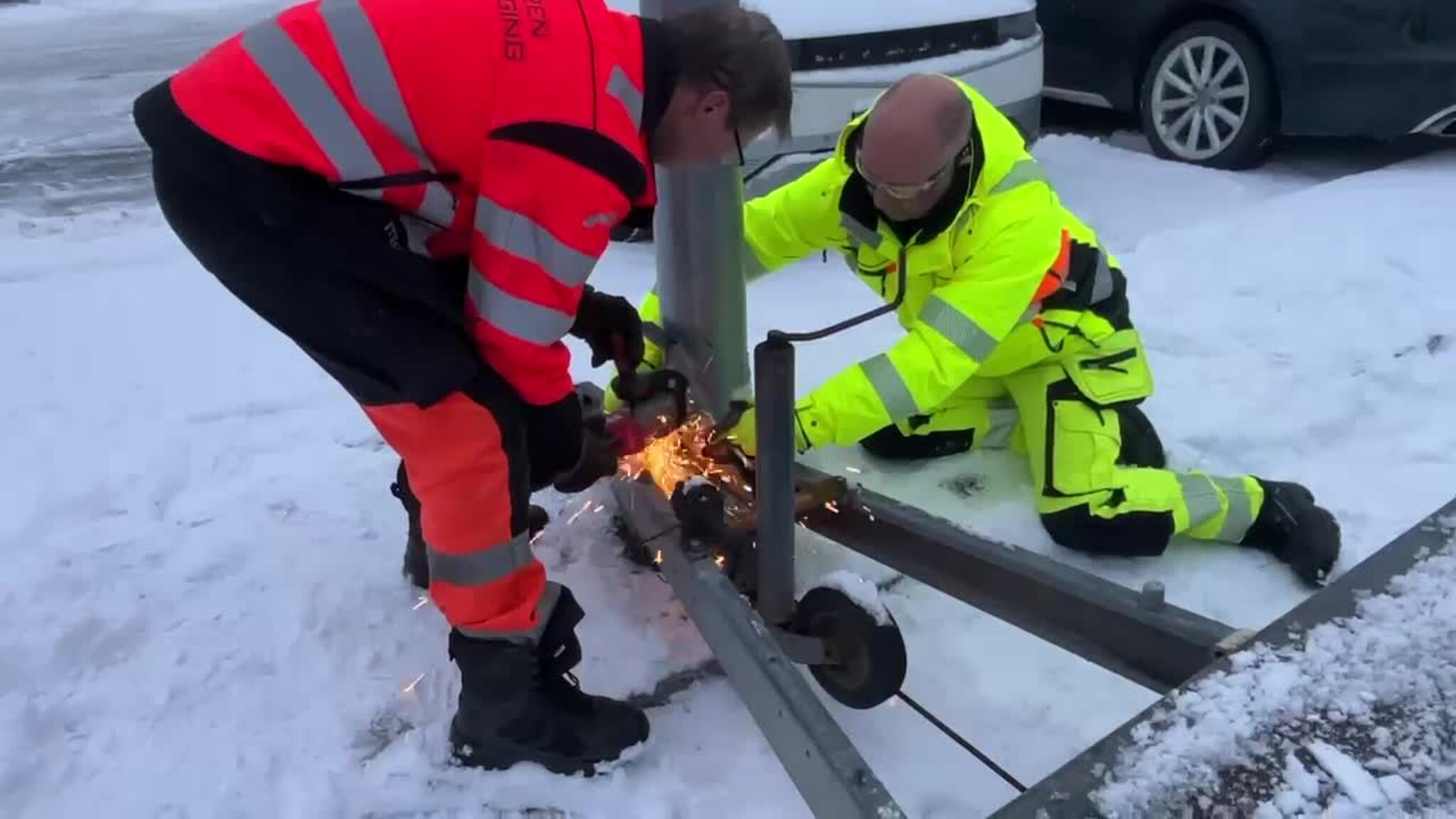 Her fjernes hengeren fra parkeringsplassen