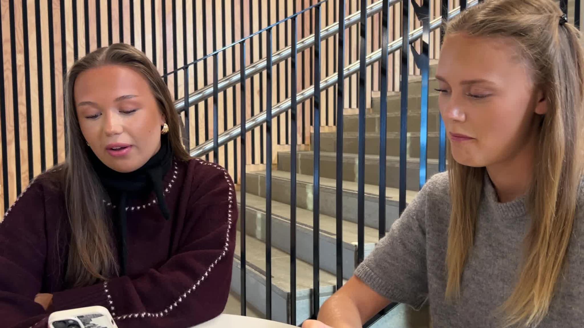 Oda og Thea informerer om skolecupen 2026