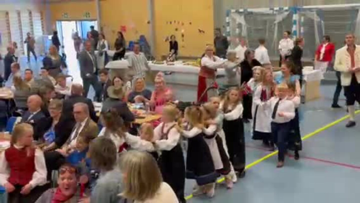 Innendørs 17.mai-tog
