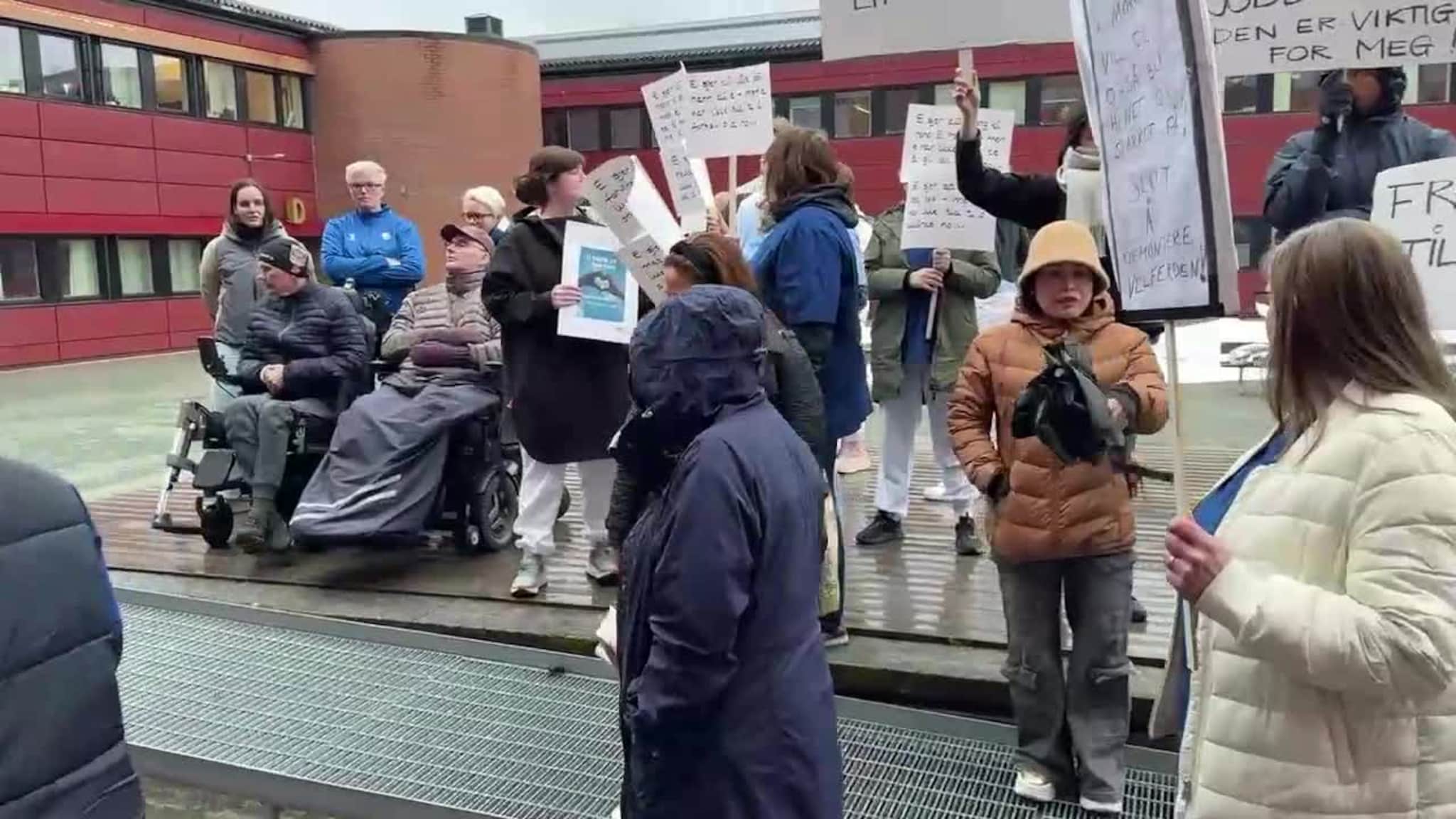 Demonstranter finner veien mot kommunestyresalen