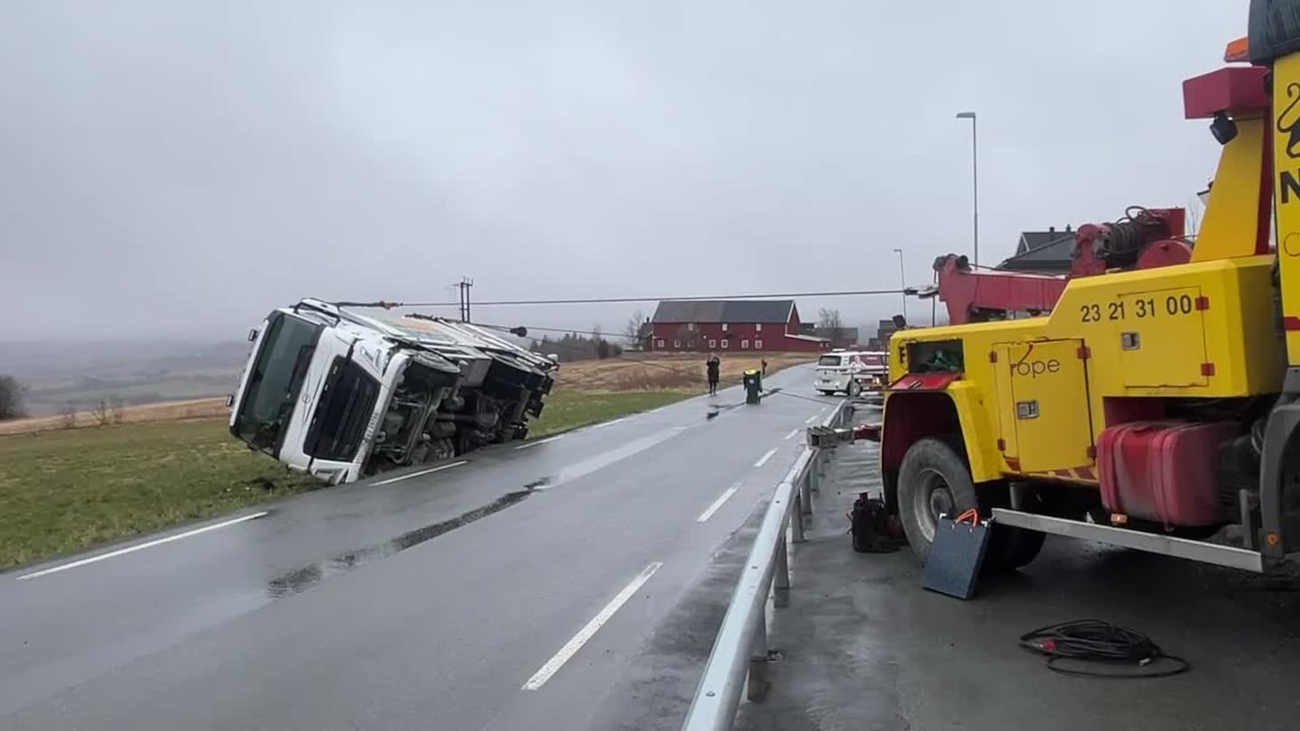 Drar søppelbilen opp av grøfta