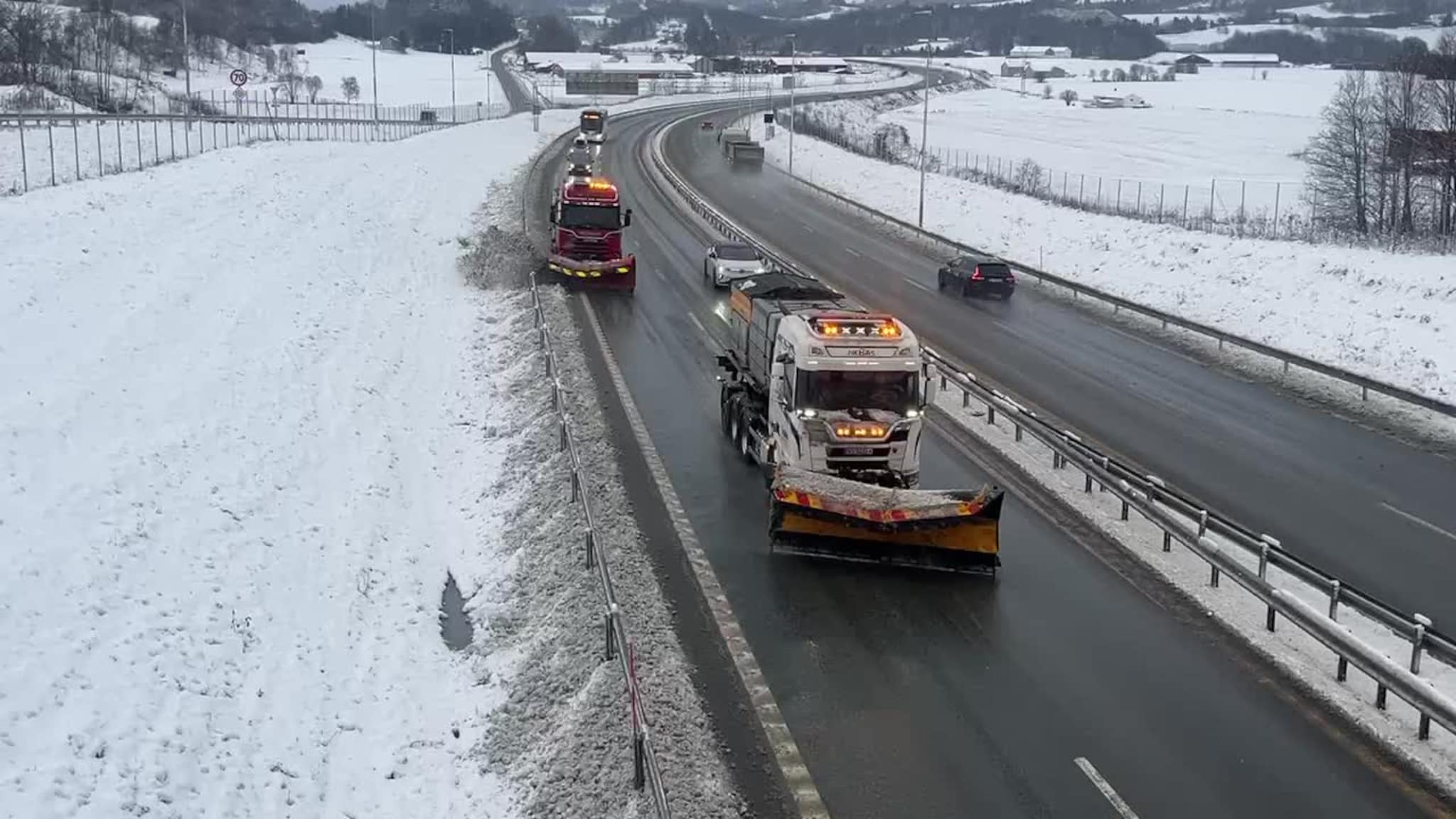 Kjører forbi brøytebilene