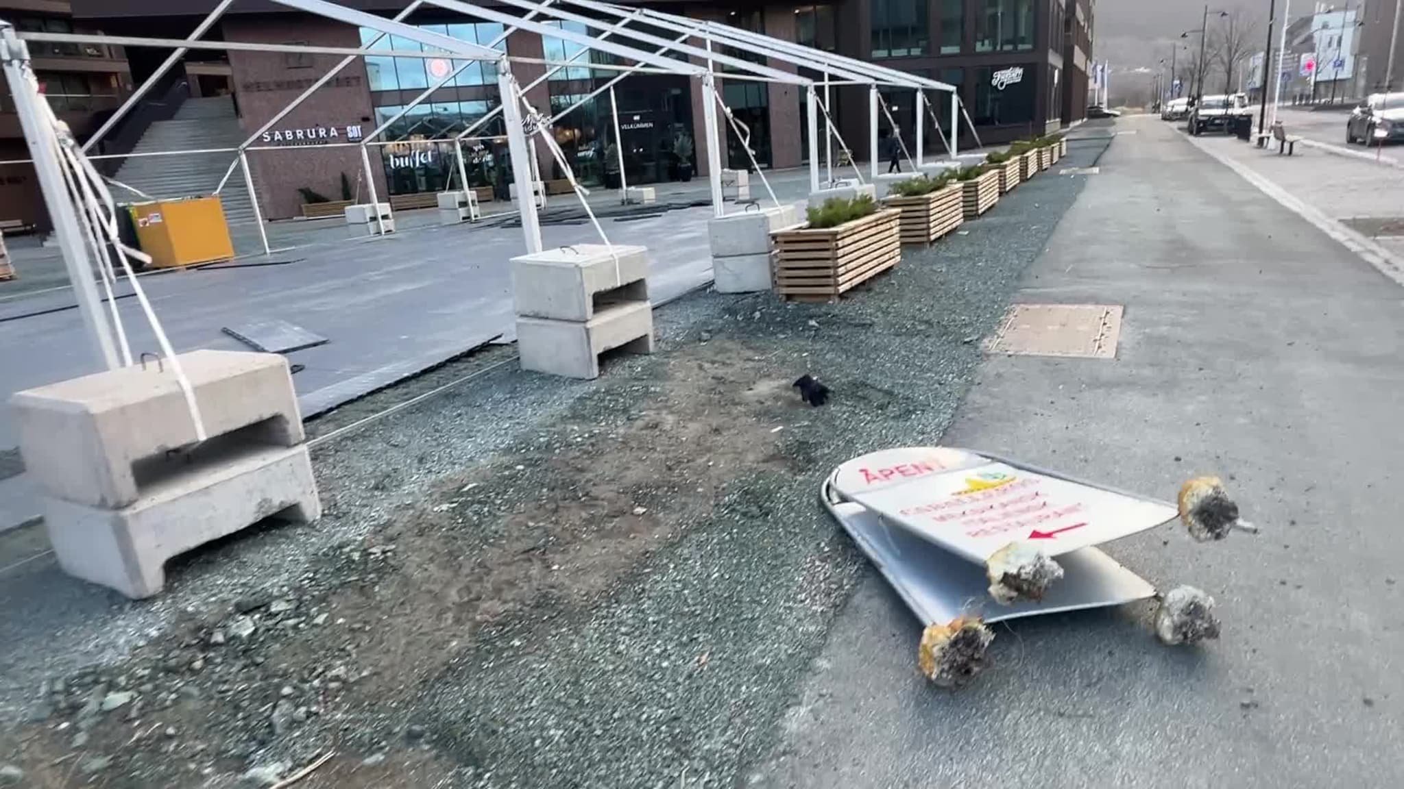 Vinden tar tak i gulvplatene