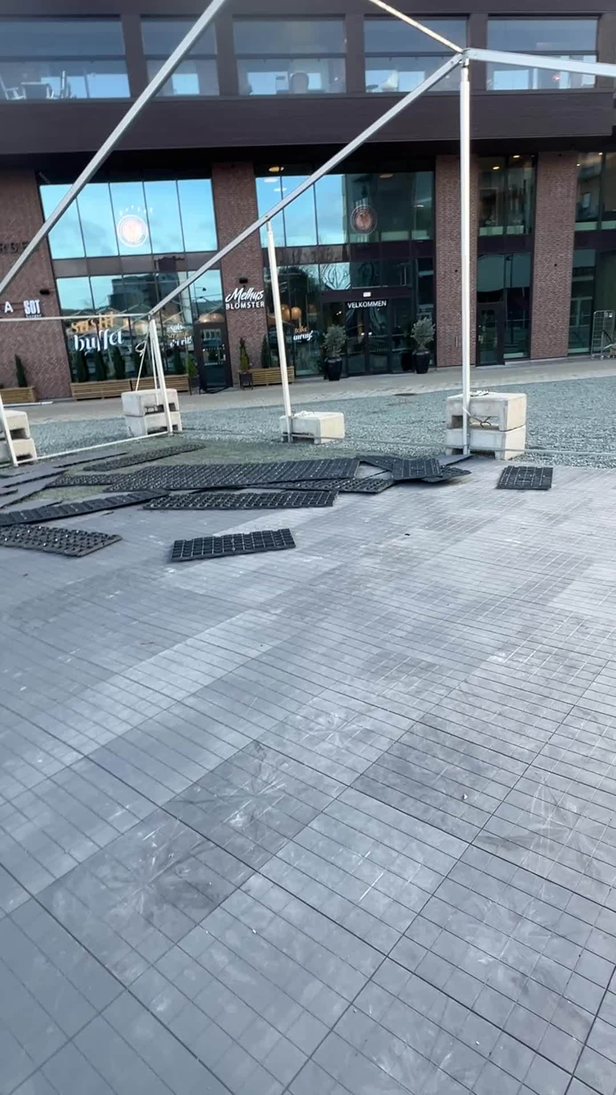 Gulvplatene på teltet utenfor Melhustorget løsner i vinden