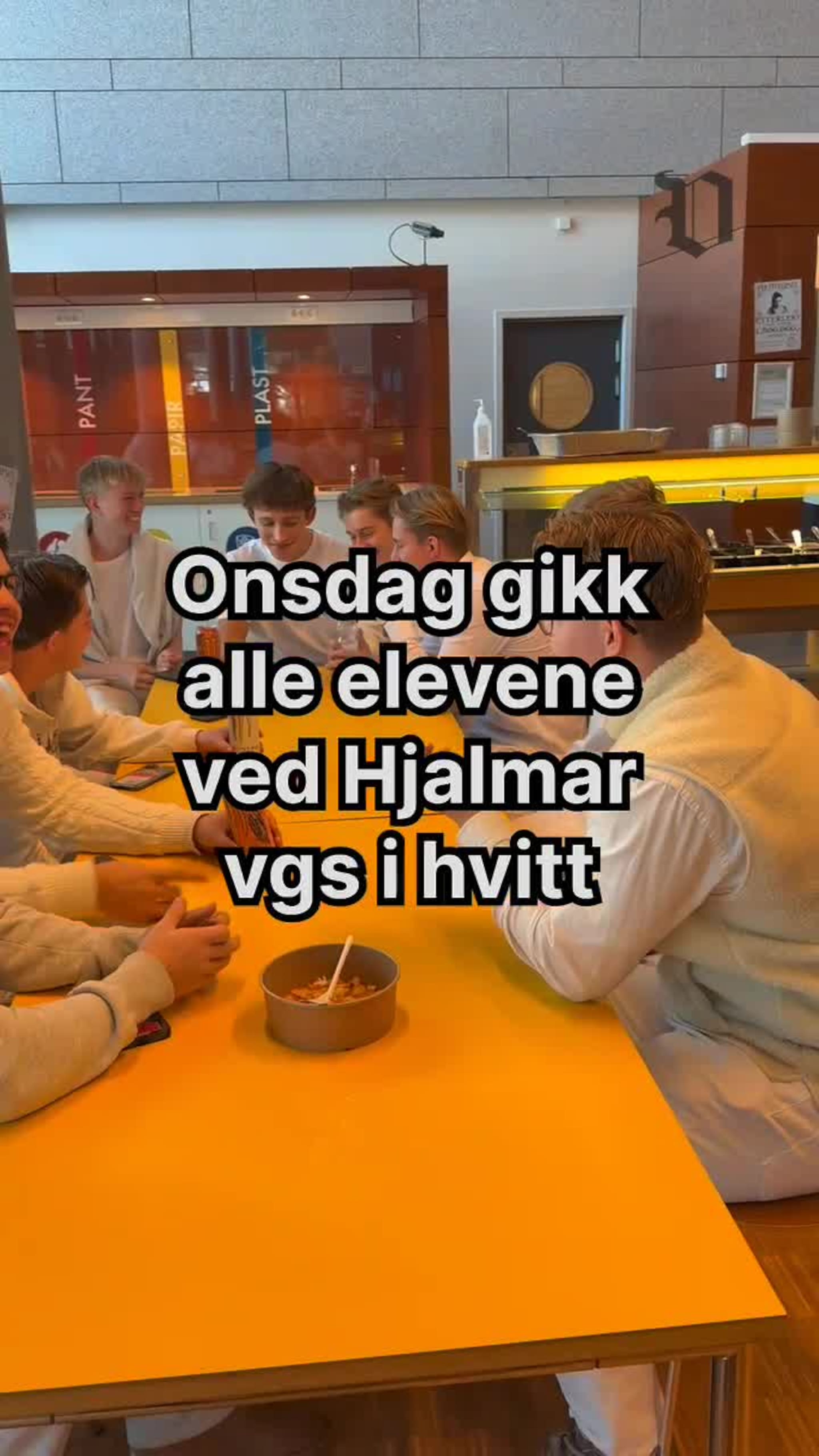 Onsdag gikk alle elevene i hvite klær