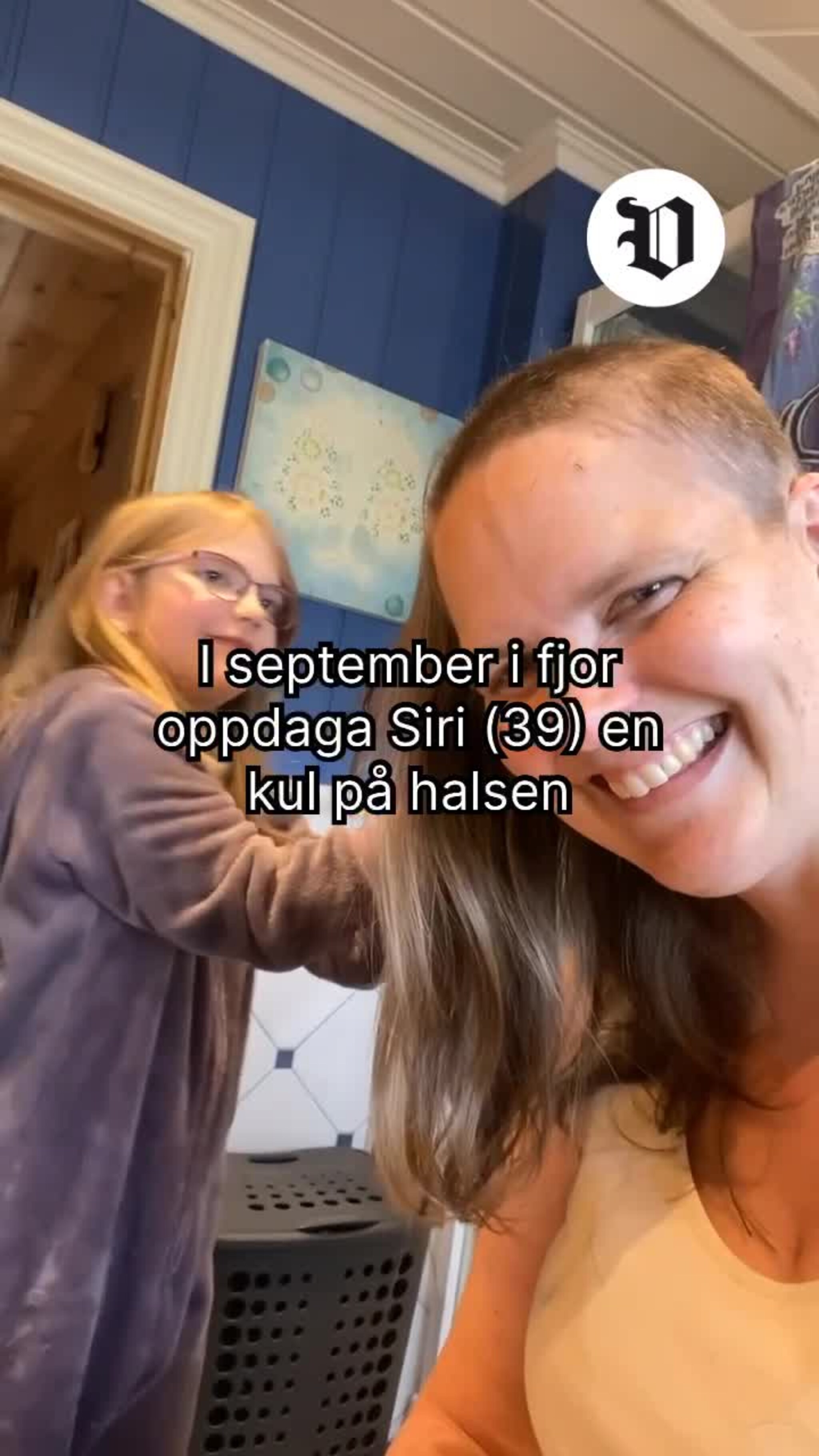 Klipper håret til sin kreftsyke mor