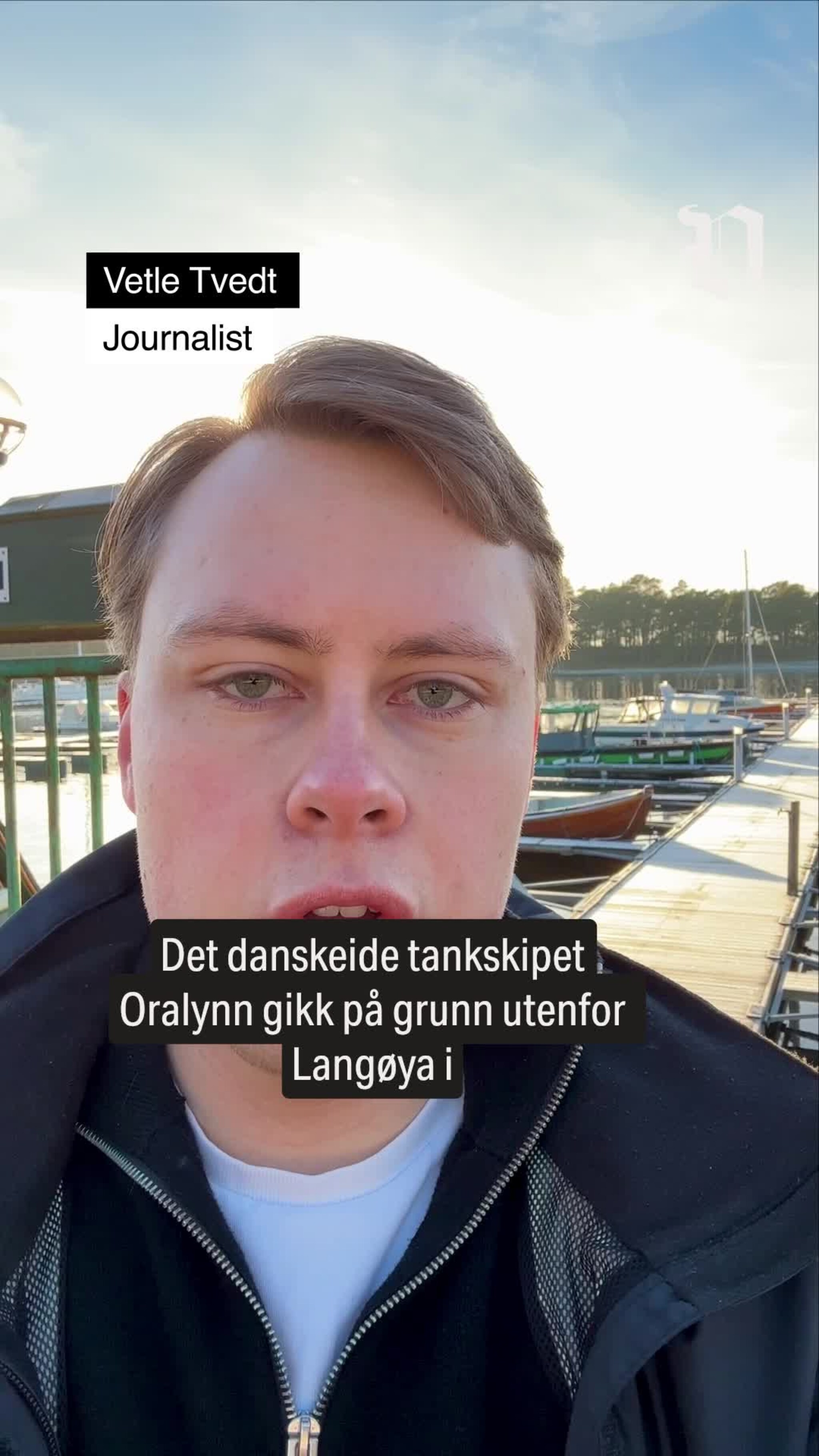 Her står tankskipet fast på grunna