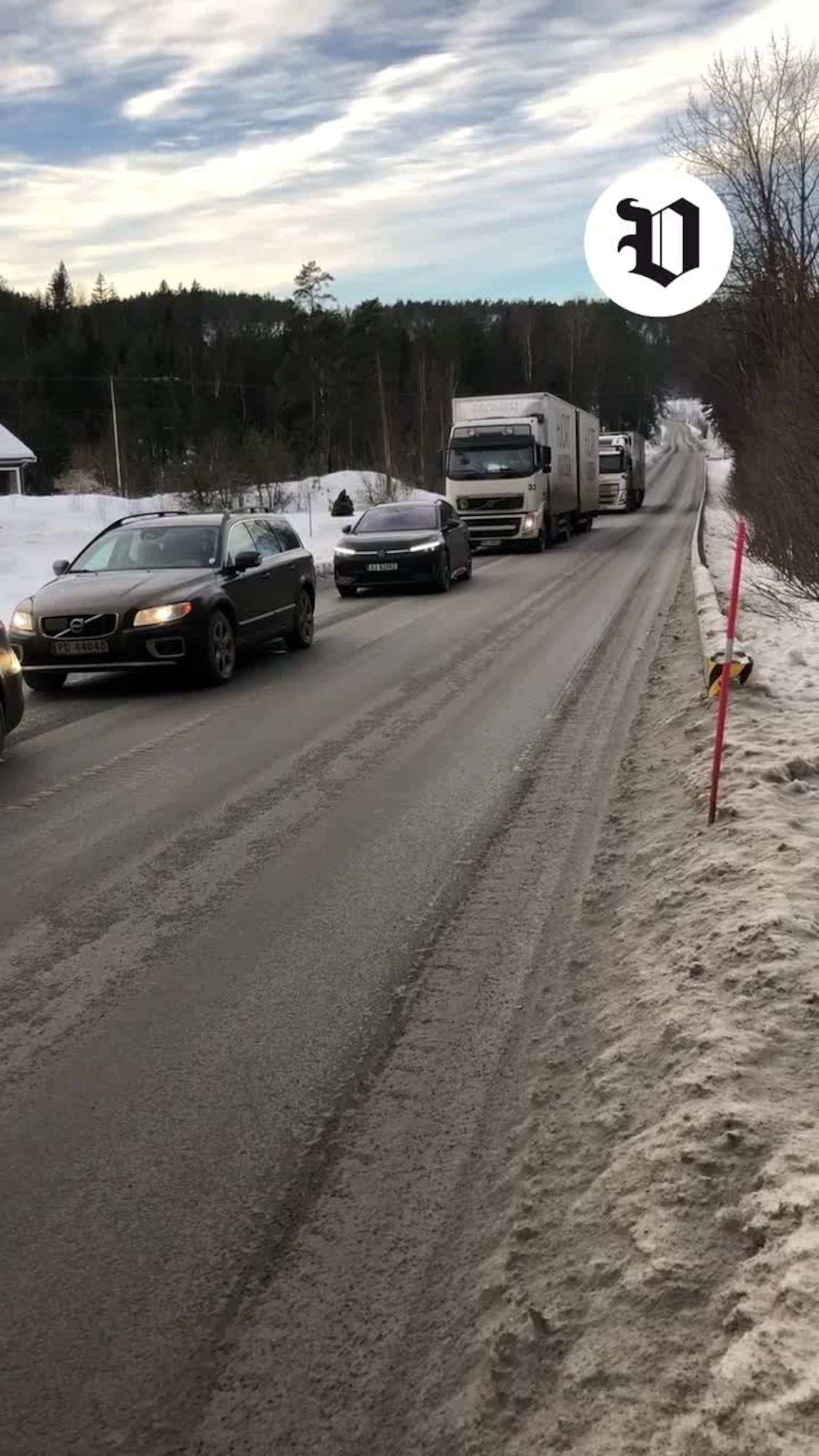 Her står det bom stille
