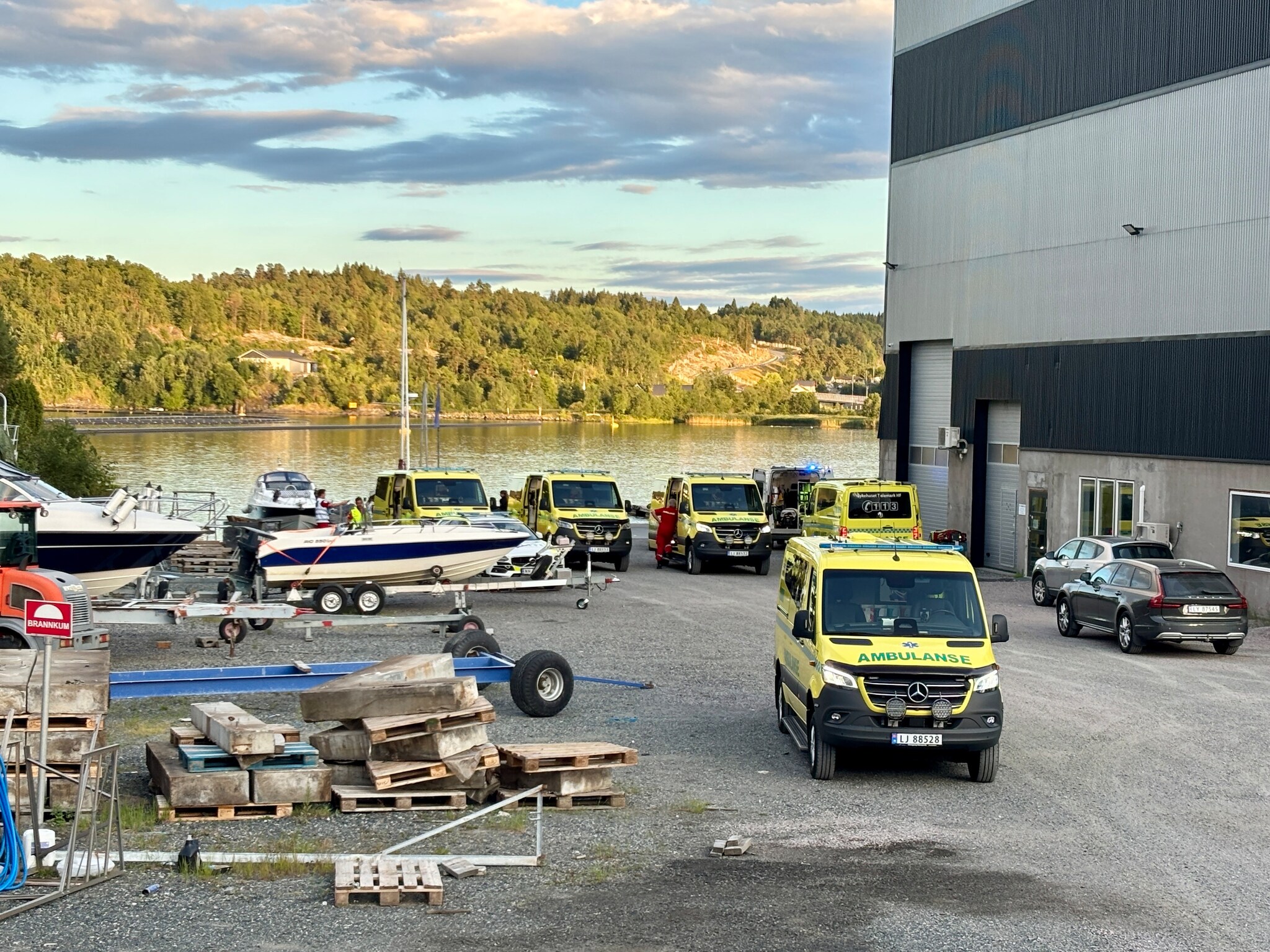 Kan ha blitt forgiftet - fire til sykehus