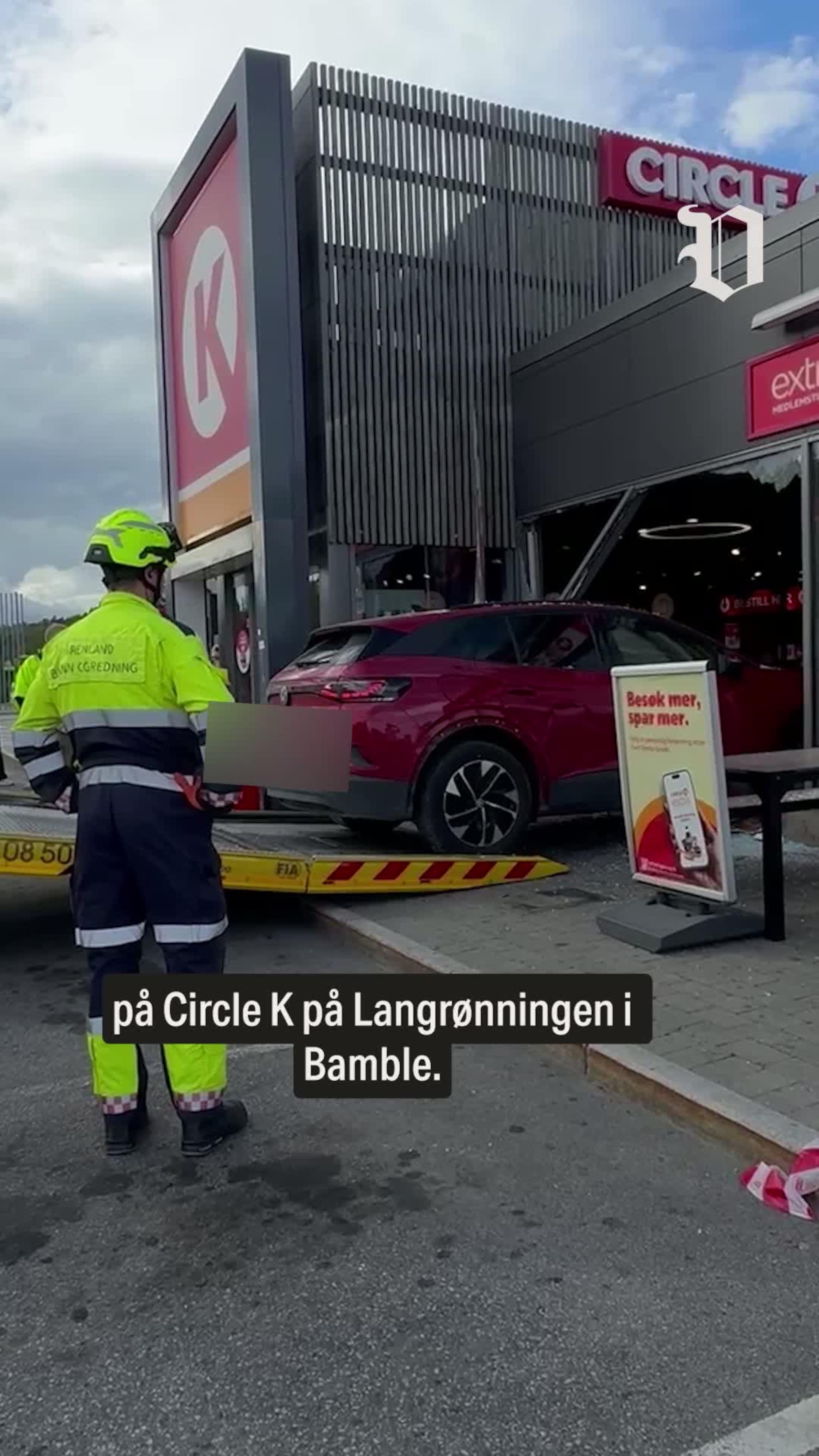 Bil kjørte rett inn i Circle K-bygget