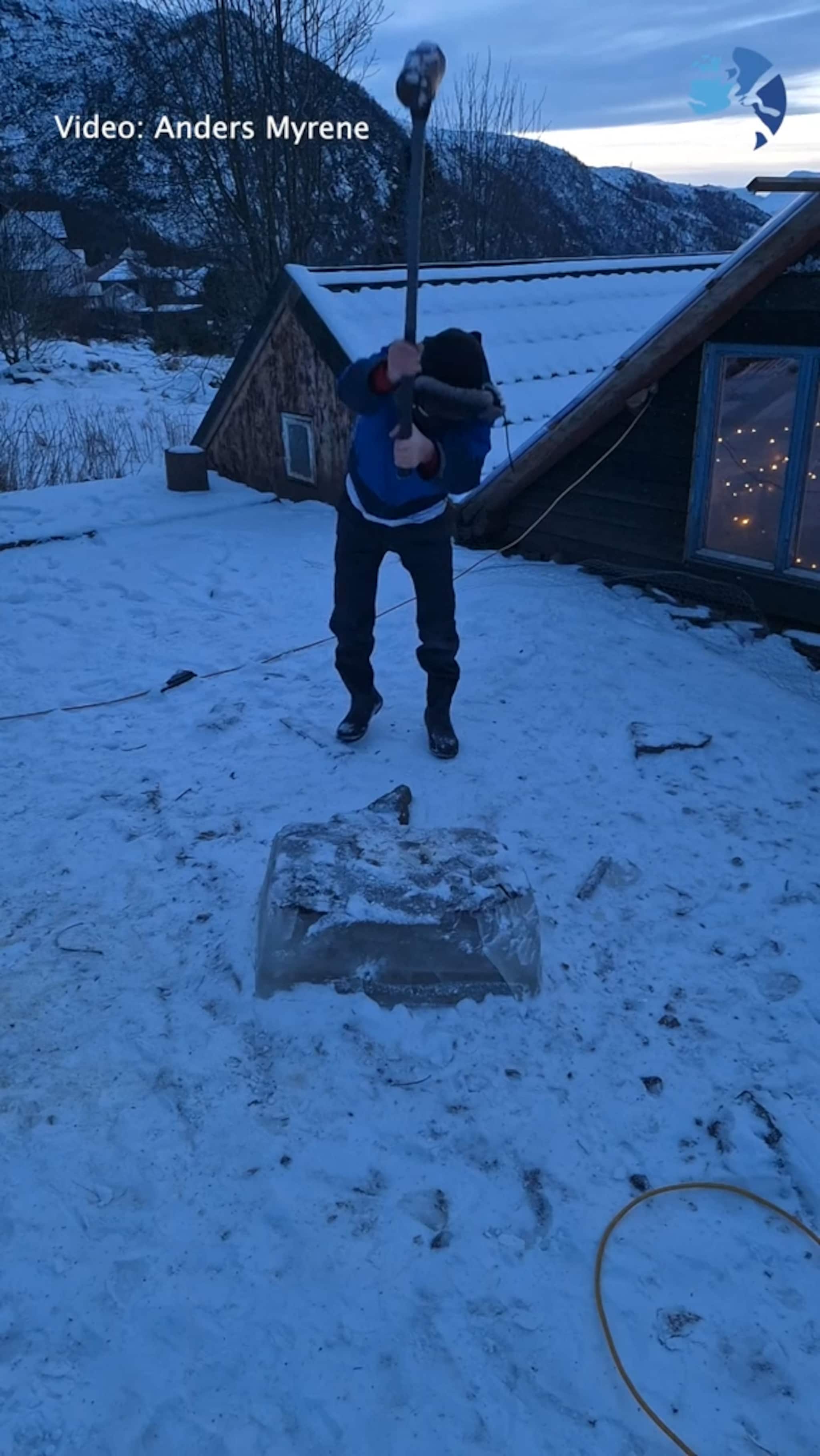 Elias bruker slegge i kulda