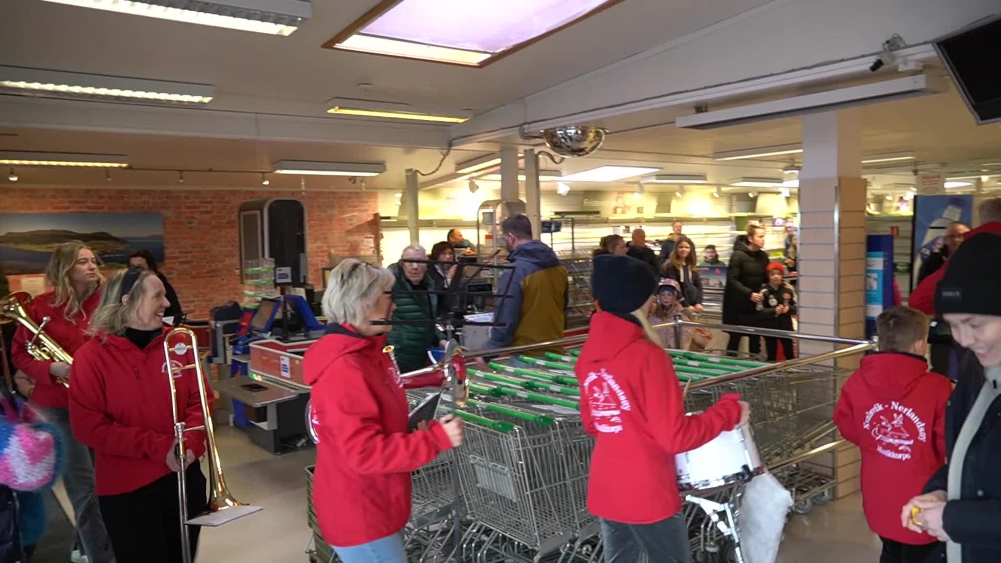 Kvalsvik Nerlandsøy musikkorps på Handelshuset