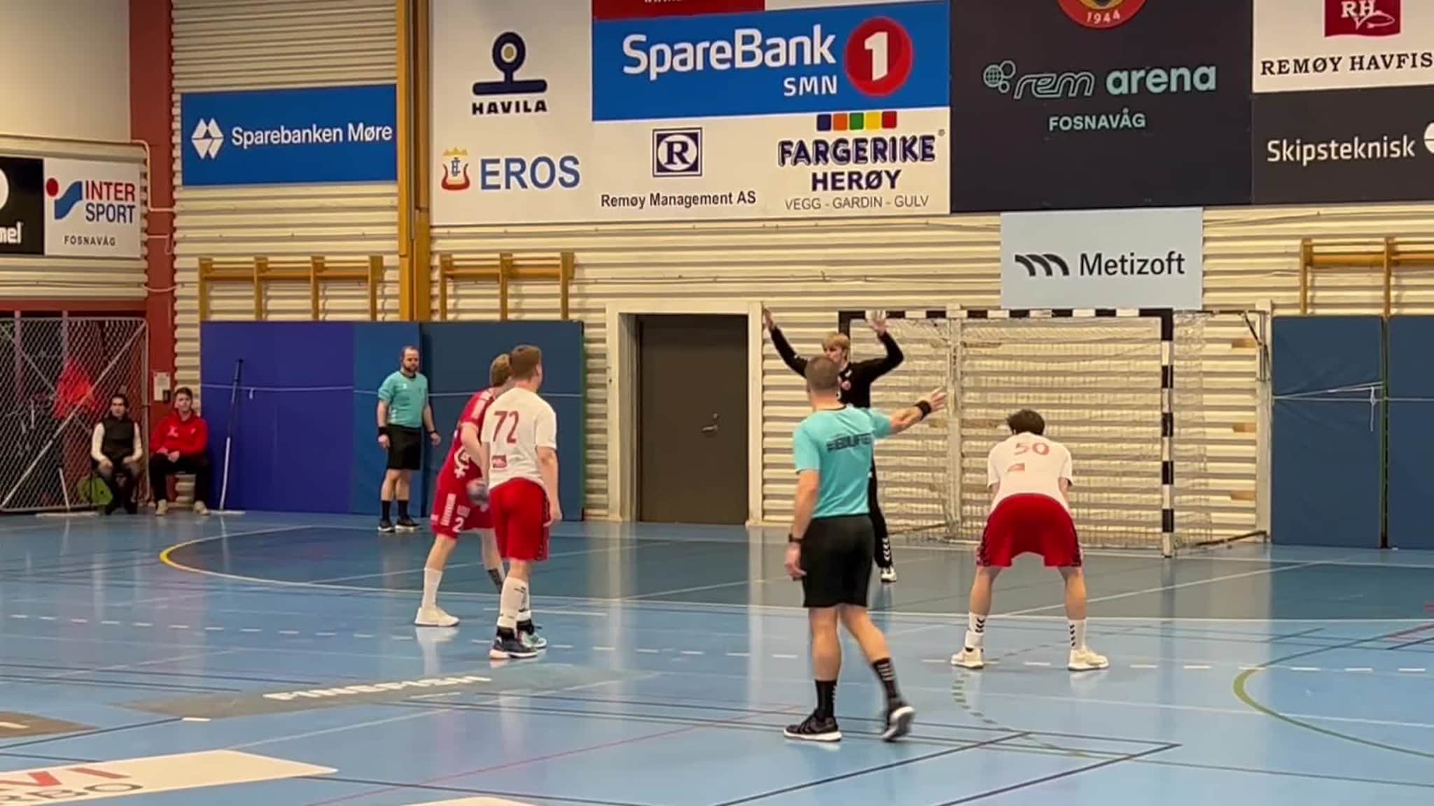 Sigvart Kval med ei av sine to strafferedningar mot Haslum