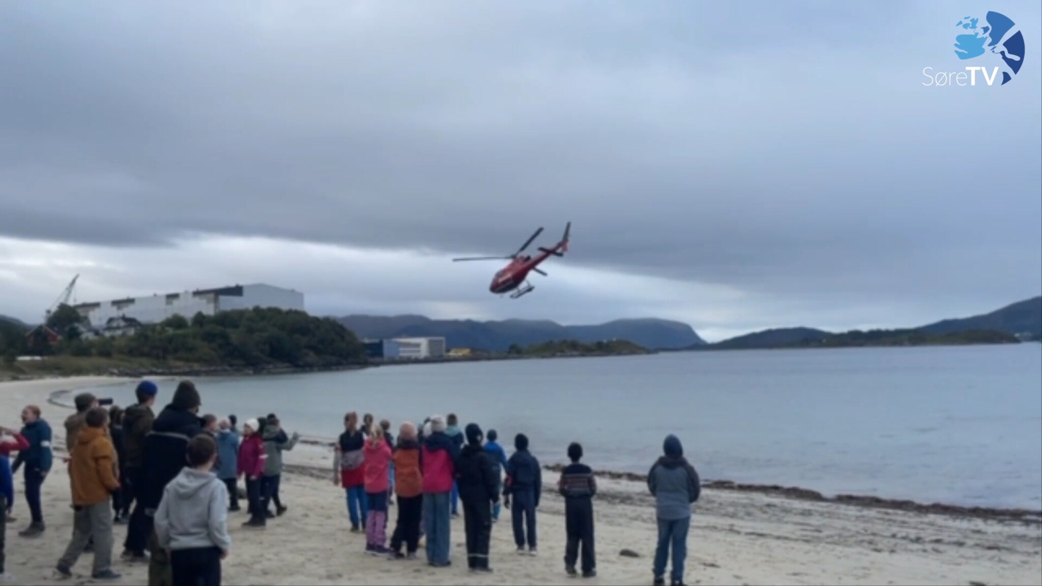 Her kjem helikopteret mot dei