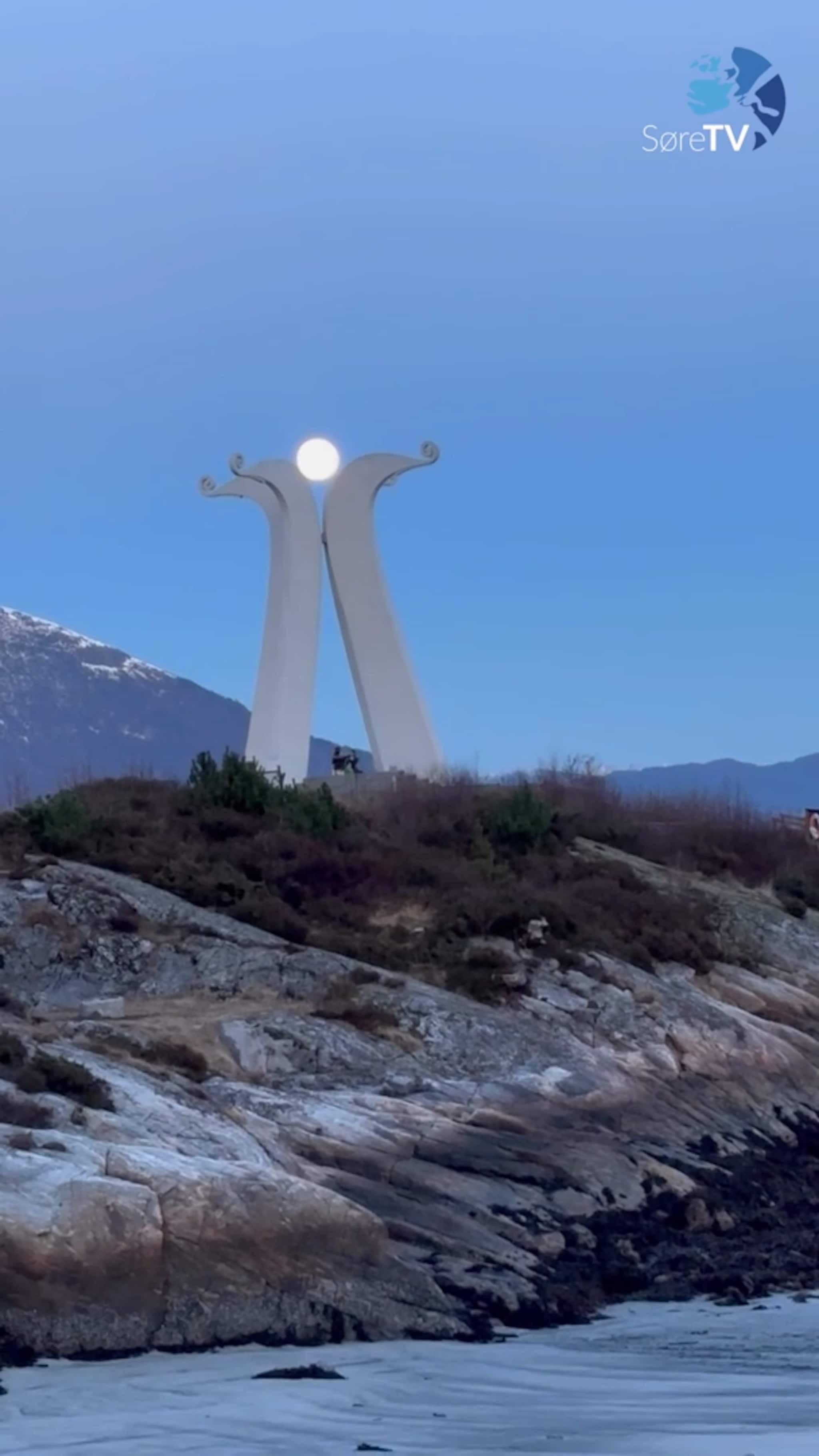 Månen slappar av på monumentet