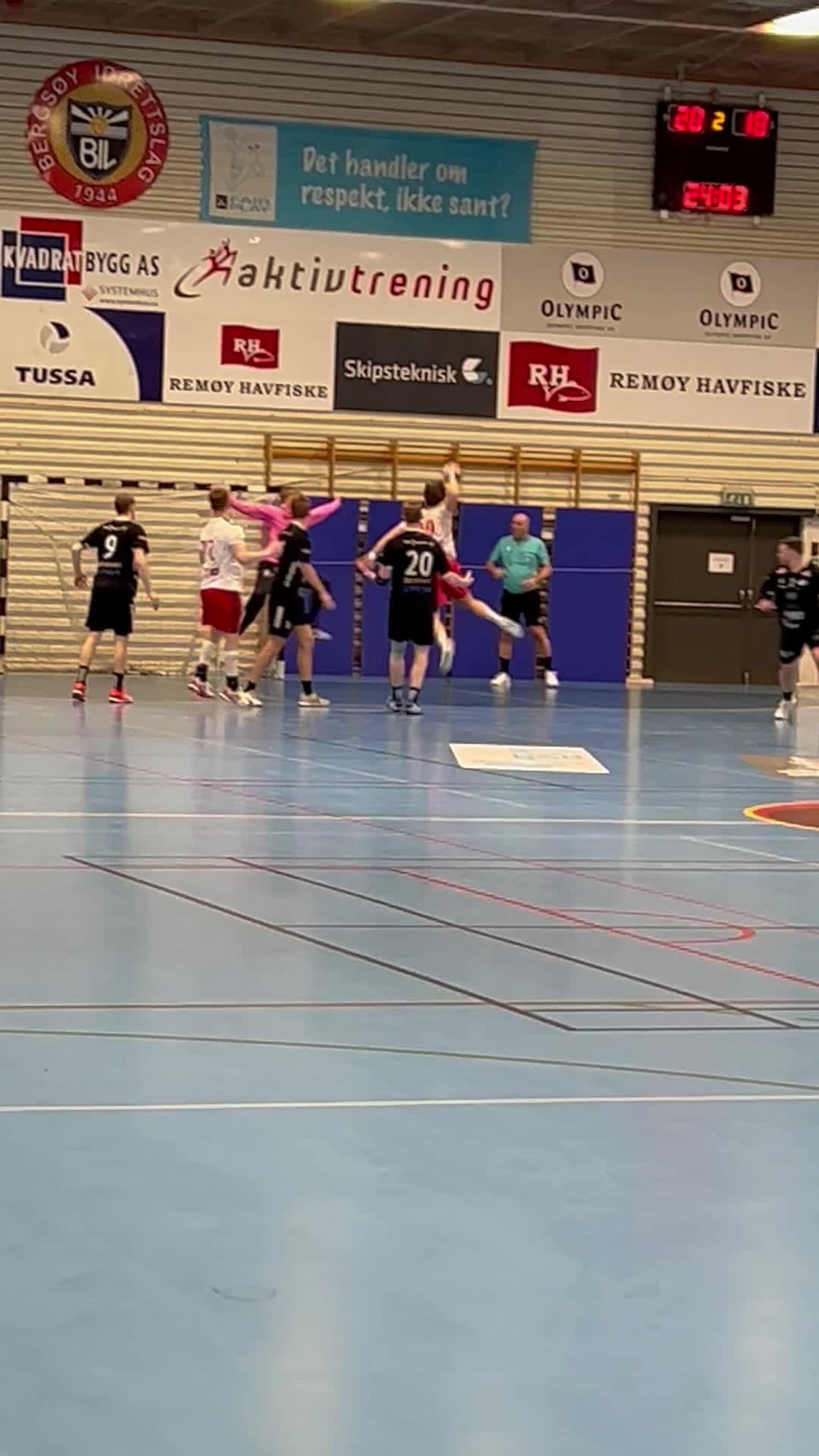 Målscorar Markus Buchardt - og jubel i hallen