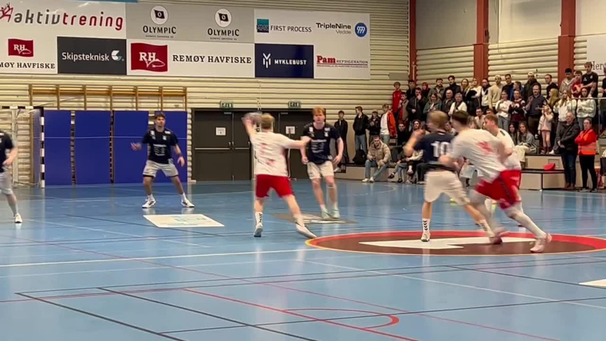 Fullt trykk i Herøyhallen - Sjå målet