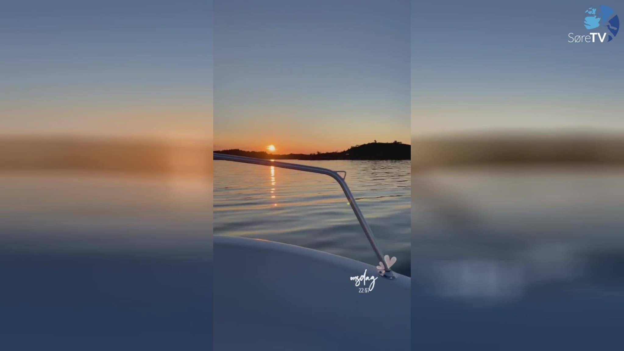 På båttur i solnedgang