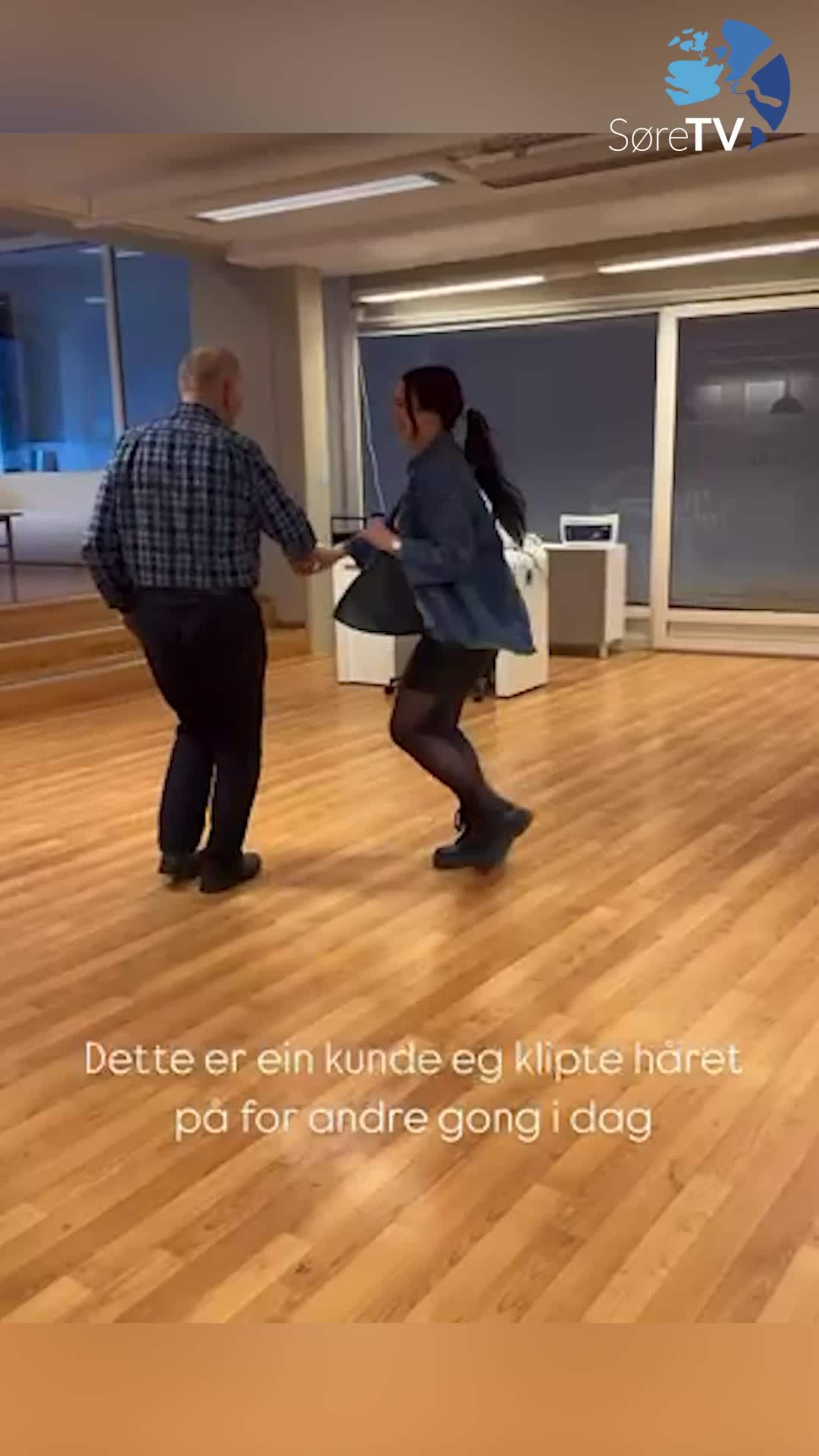 Sjå dansegleda i frisørsalongen